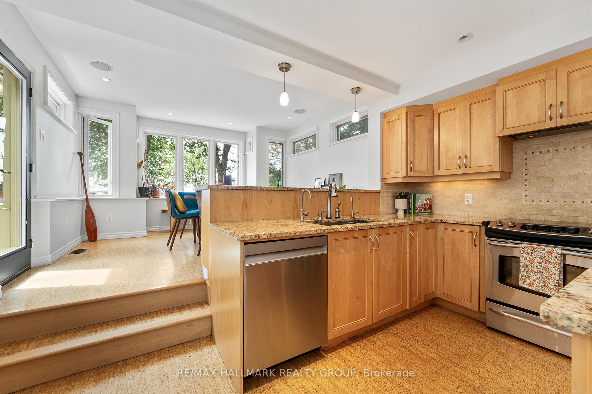 Photo 13 of 17 Hastings Street, Ottawa, Crystal Bay/Rocky Point — HOMEH
