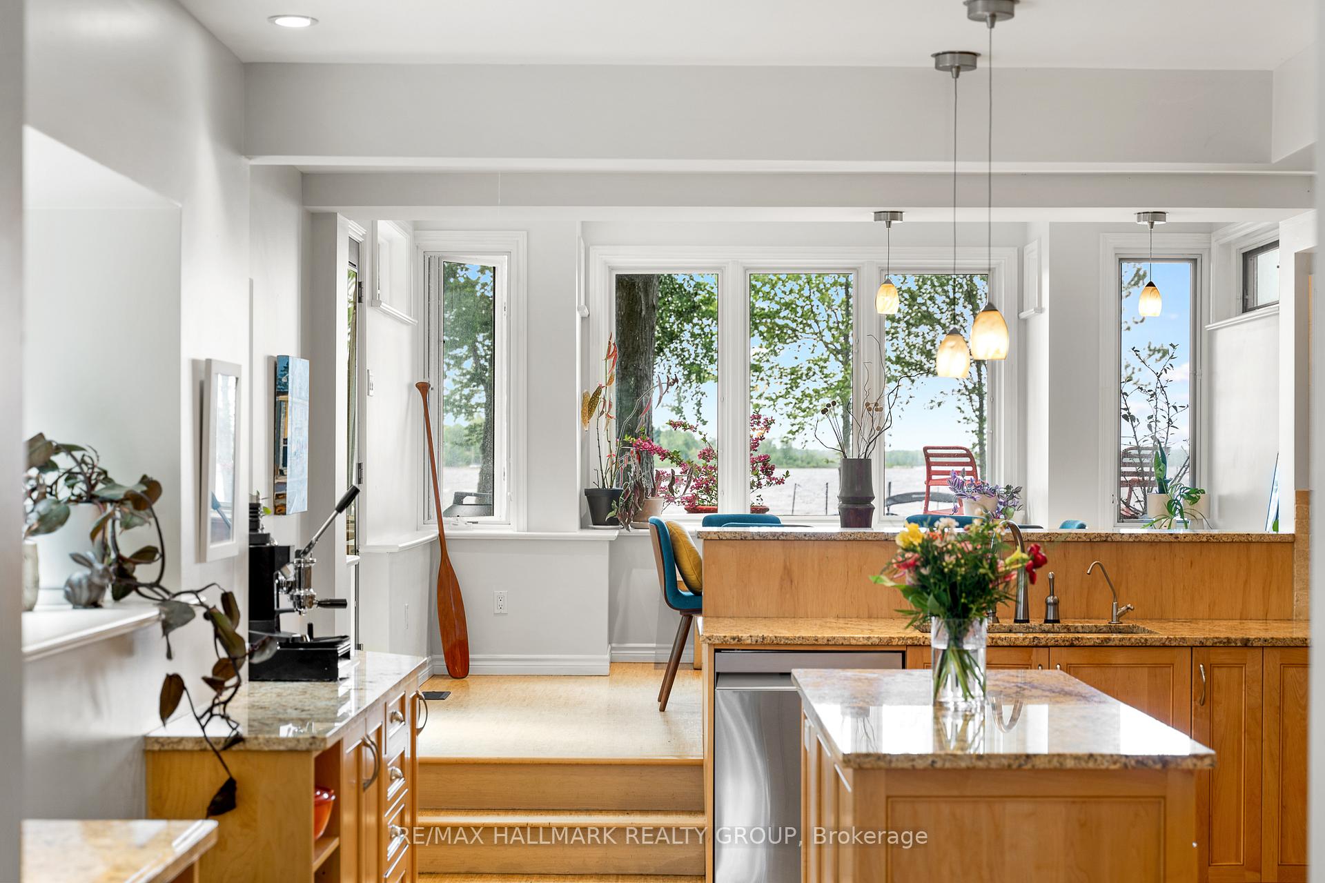 Photo 11 of 17 Hastings Street, Ottawa, Crystal Bay/Rocky Point — HOMEH