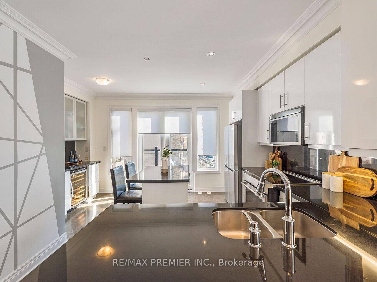Photo 10 of 1 Powseland Crescent, Vaughan, West Woodbridge — HOMEH
