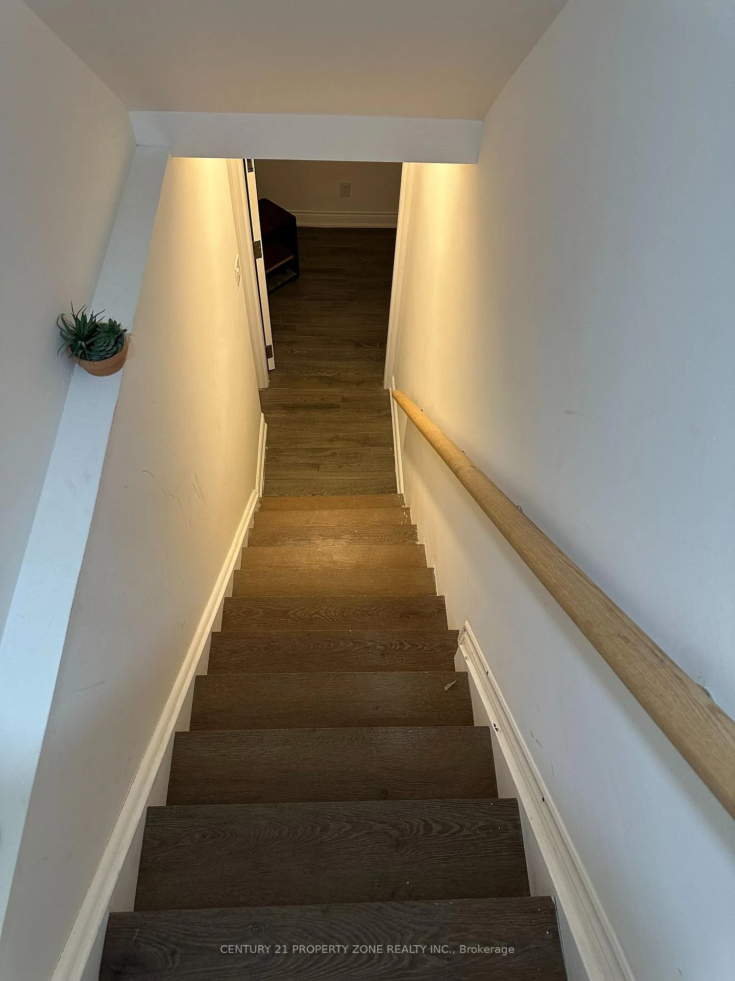 Photo 4 of Unit Lower Unit, 45 Cookview Drive, Brampton, Sandringham-Wellington — HOMEH