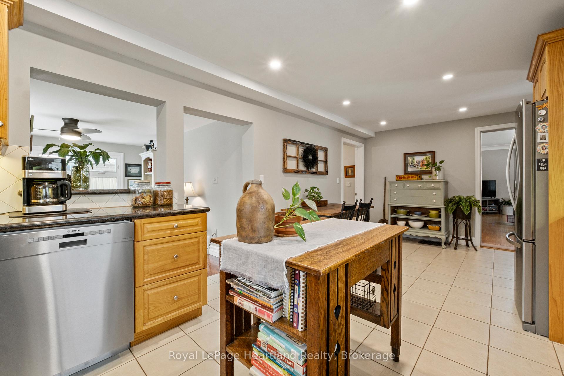 Photo 13 of 105 Quebec Street, Goderich, Goderich (Town) — HOMEH