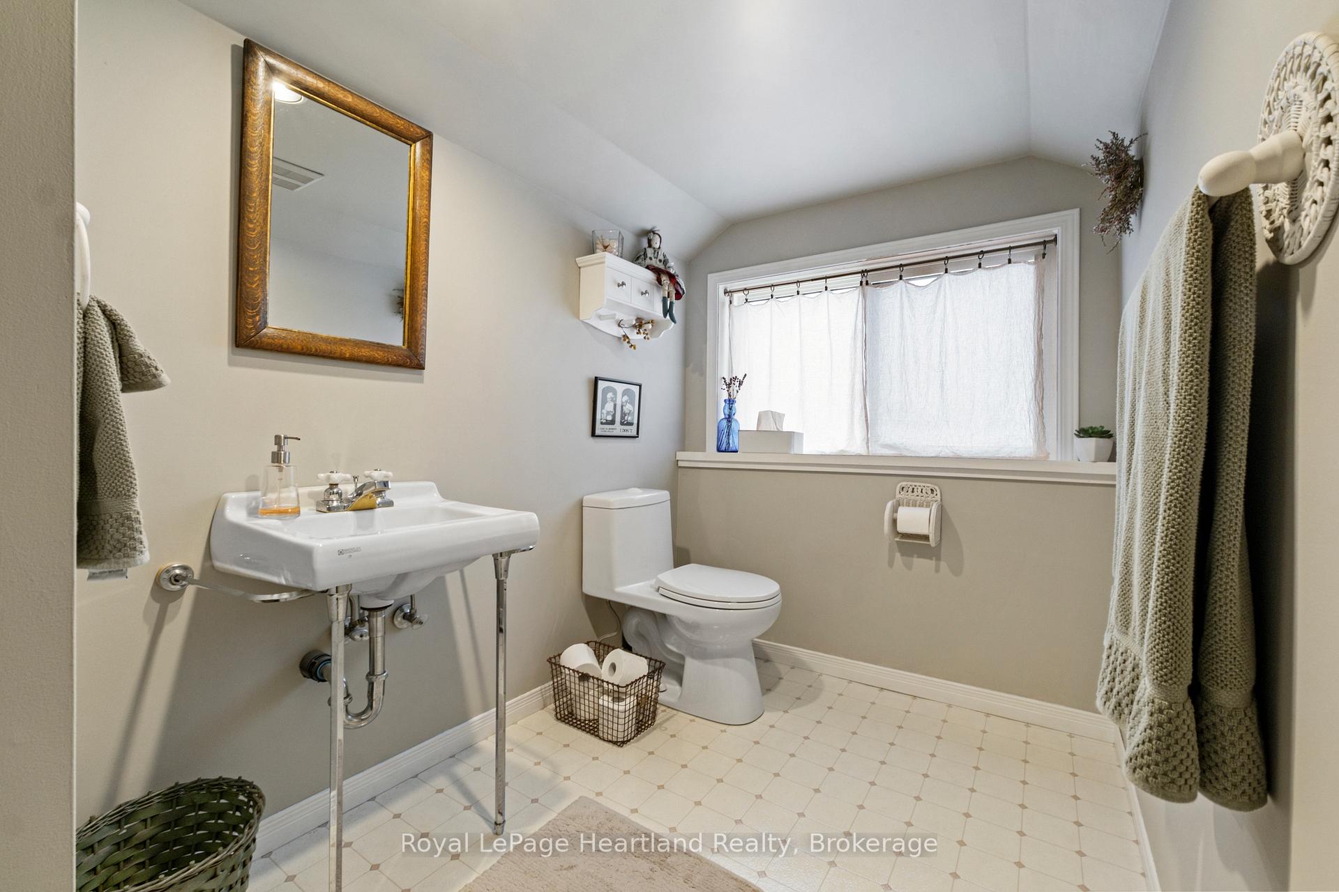 Photo 31 of 105 Quebec Street, Goderich, Goderich (Town) — HOMEH