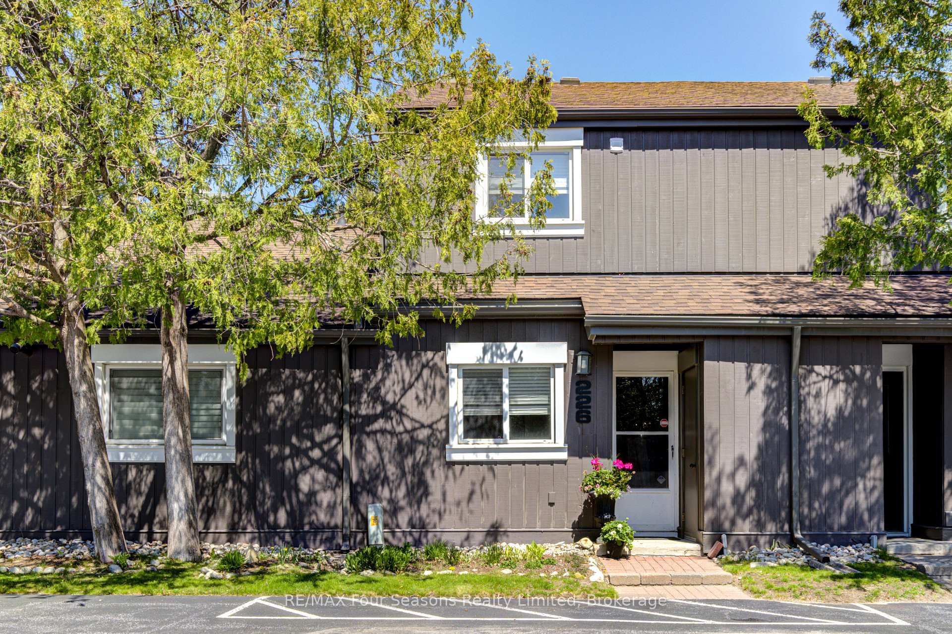 Front of Unit 226, 17 Harbour Street W