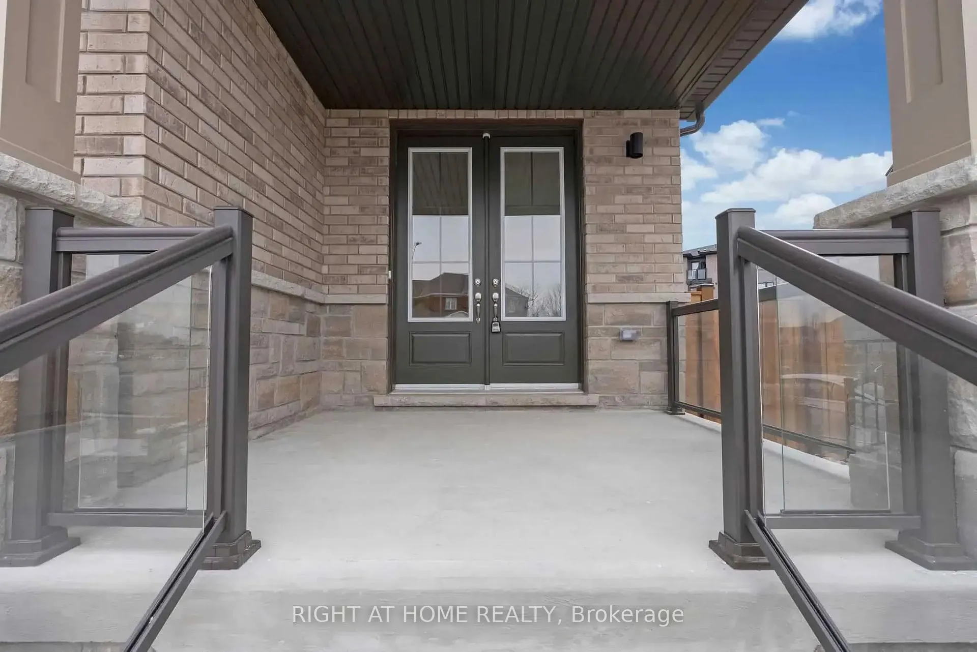 Photo 2 of 135 Courvier Crescent, Clarington, Bowmanville — HOMEH