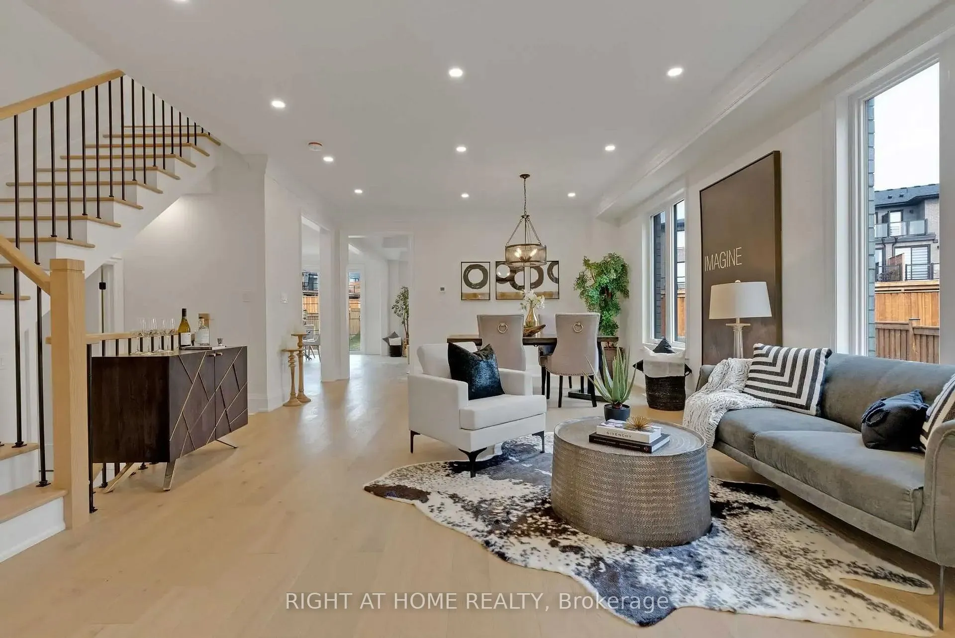 Photo 4 of 135 Courvier Crescent, Clarington, Bowmanville — HOMEH