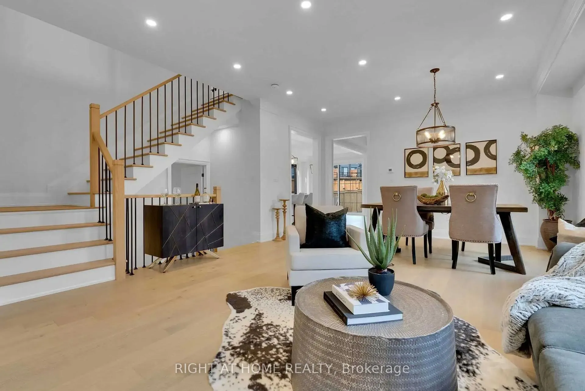 Photo 5 of 135 Courvier Crescent, Clarington, Bowmanville — HOMEH