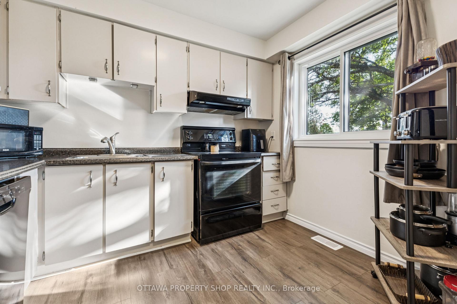 Photo 5 of 42A Woodvale Green, Ottawa, Craig Henry/Woodvale — HOMEH