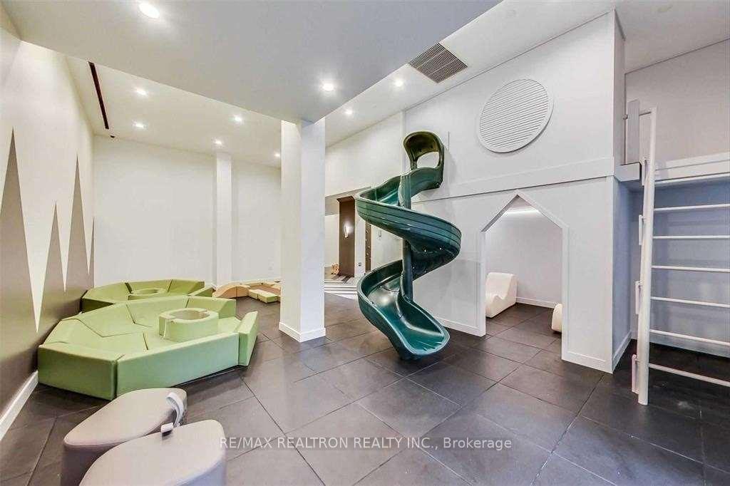 Photo 3 of Unit 806, 39 Roehampton Avenue, Toronto, Mount Pleasant West — HOMEH