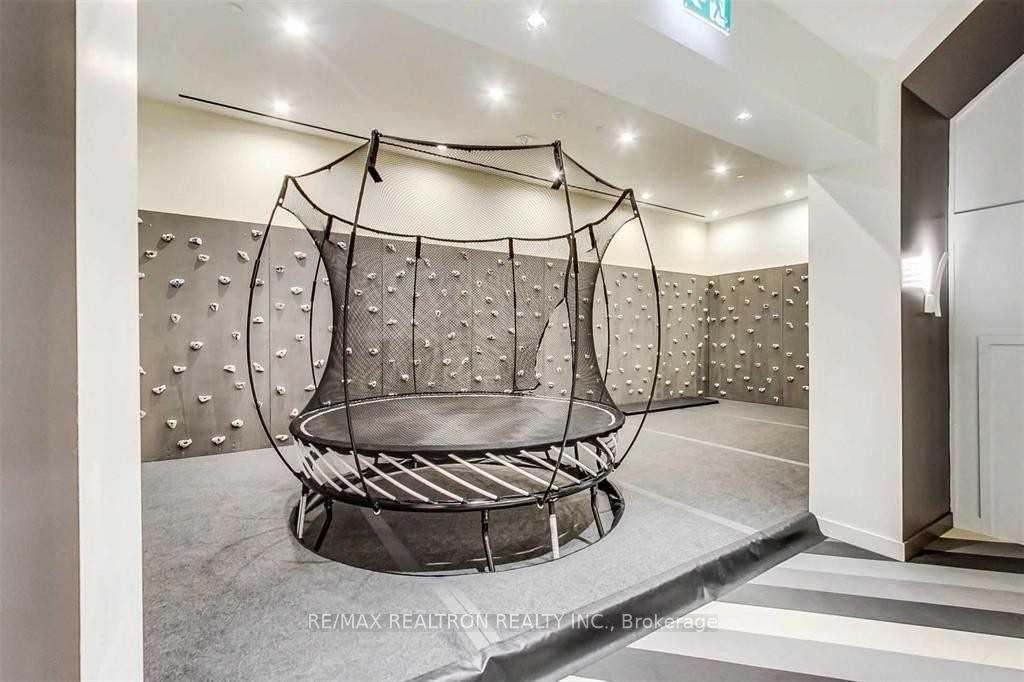Photo 5 of Unit 806, 39 Roehampton Avenue, Toronto, Mount Pleasant West — HOMEH