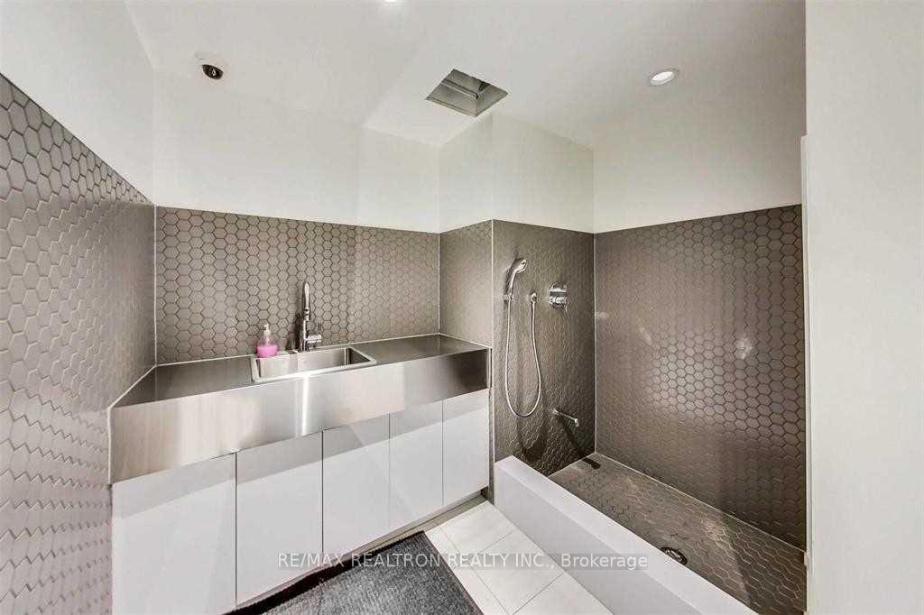 Photo 6 of Unit 806, 39 Roehampton Avenue, Toronto, Mount Pleasant West — HOMEH