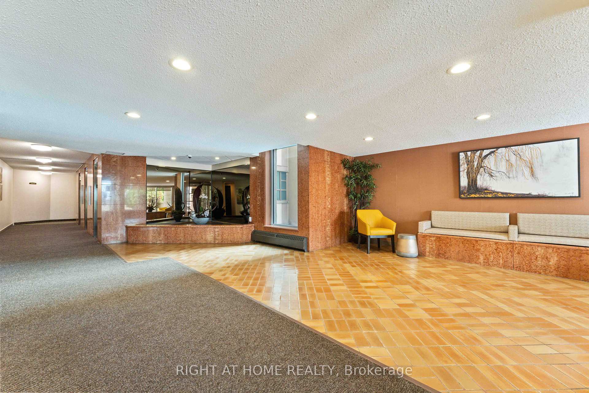 Photo 4 of Unit 302, 555 Brittany Drive, Ottawa, Viscount Alexander Park — HOMEH