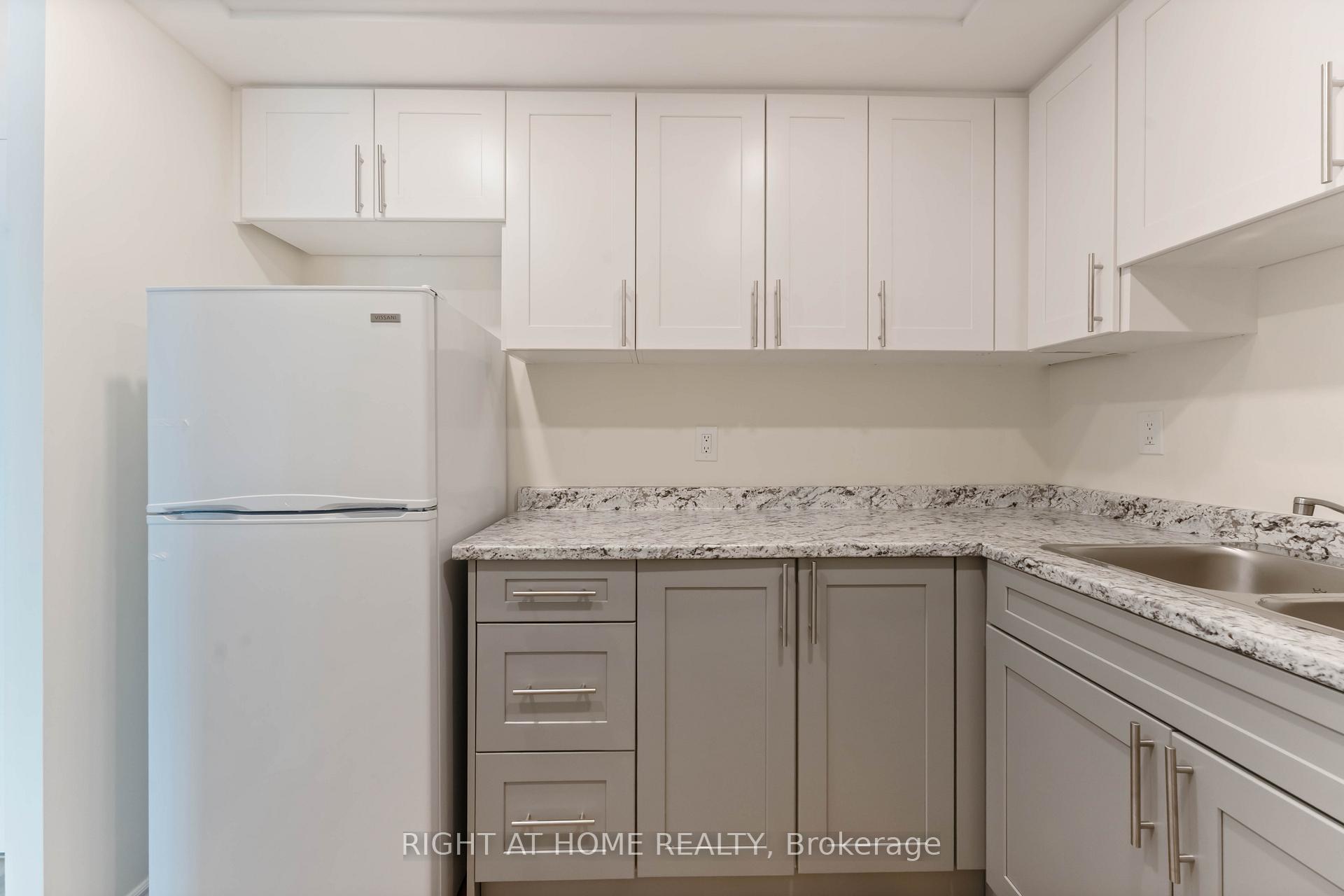 Photo 12 of Unit 302, 555 Brittany Drive, Ottawa, Viscount Alexander Park — HOMEH