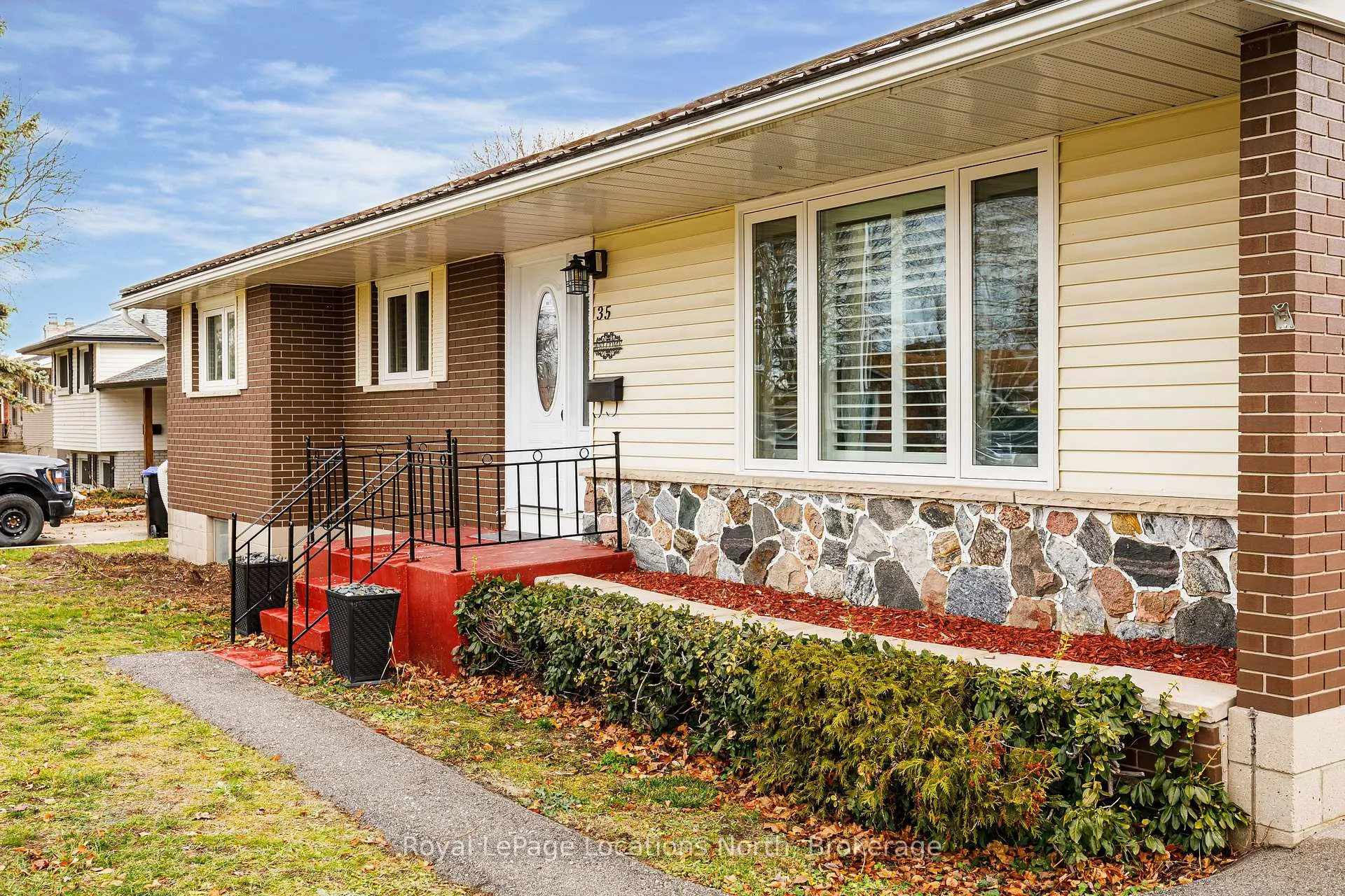 Photo 3 of 35 Walnut Street, Collingwood — HOMEH