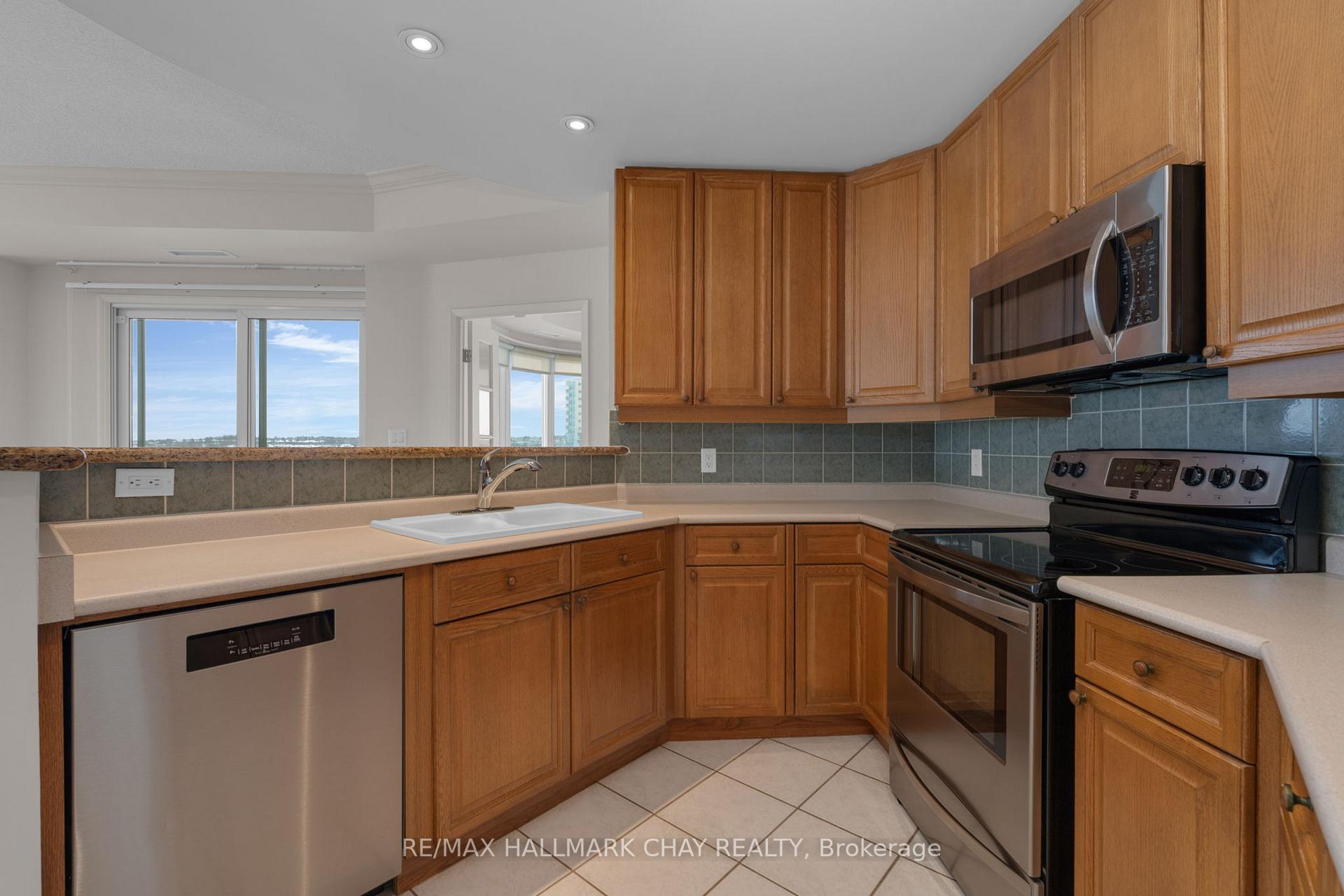 Photo 10 of Unit 811, 2 Toronto Street, Barrie, City Centre — HOMEH