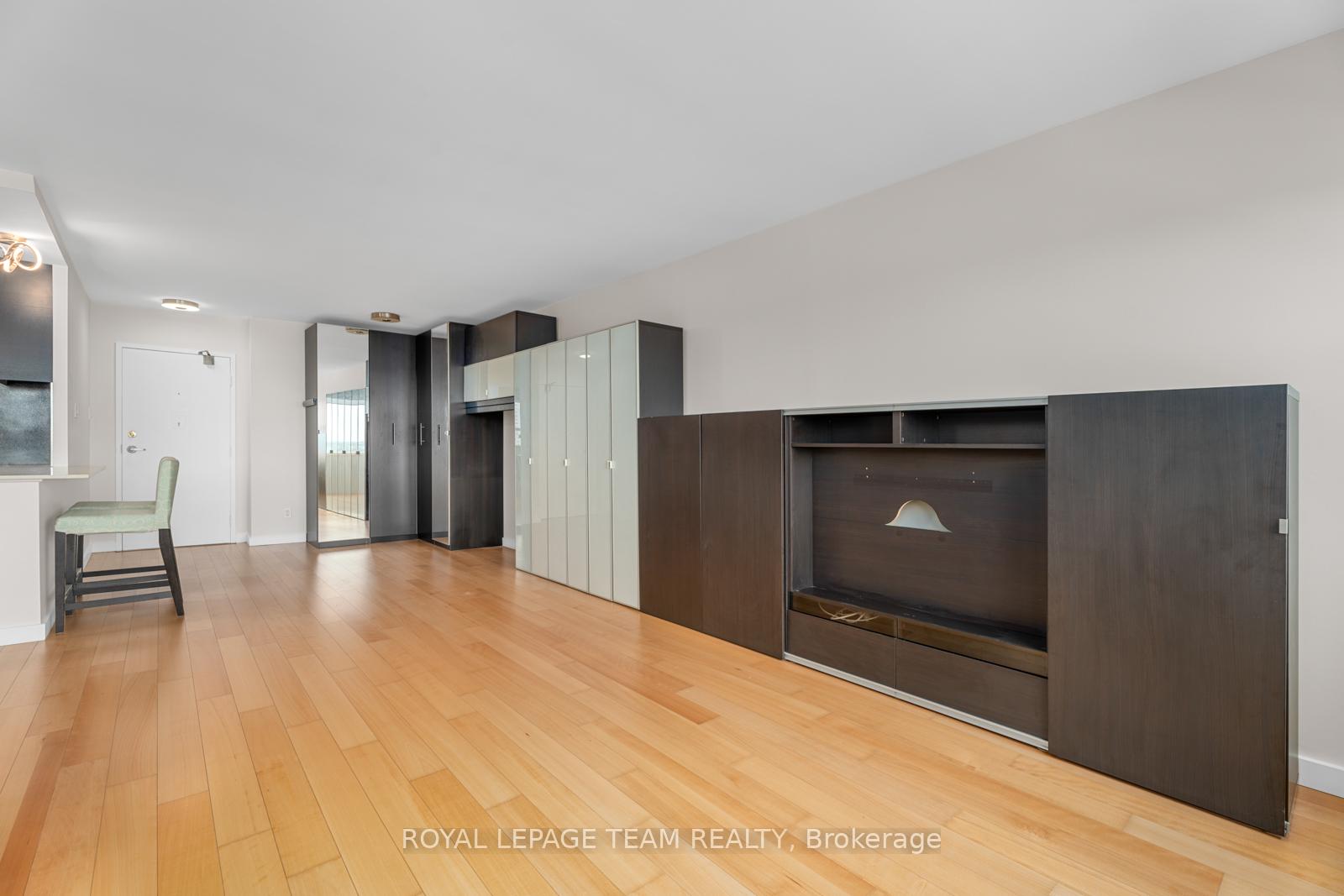 Photo 3 of Unit 1203, 555 Brittany Drive, Ottawa, Viscount Alexander Park — HOMEH