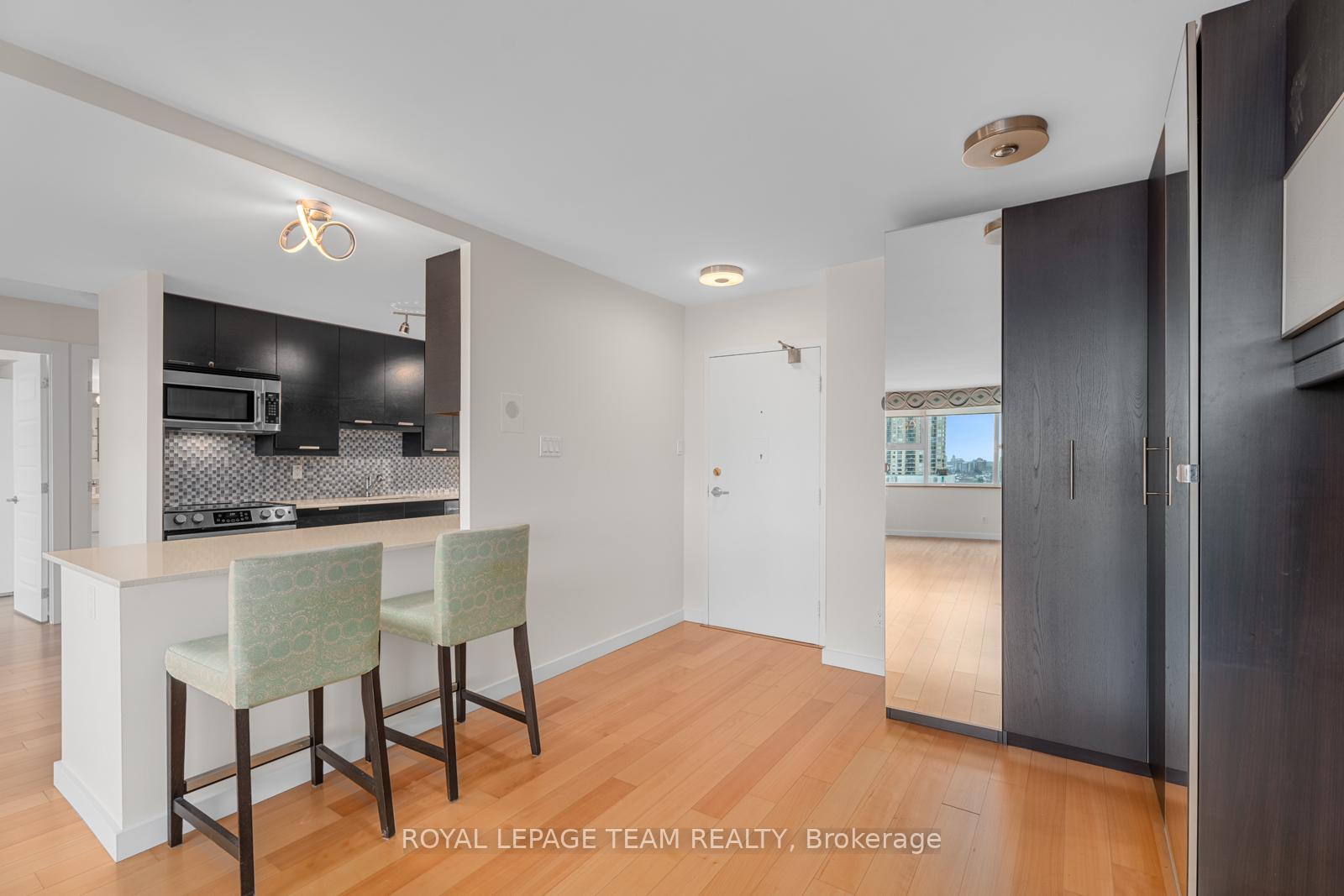 Photo 6 of Unit 1203, 555 Brittany Drive, Ottawa, Viscount Alexander Park — HOMEH
