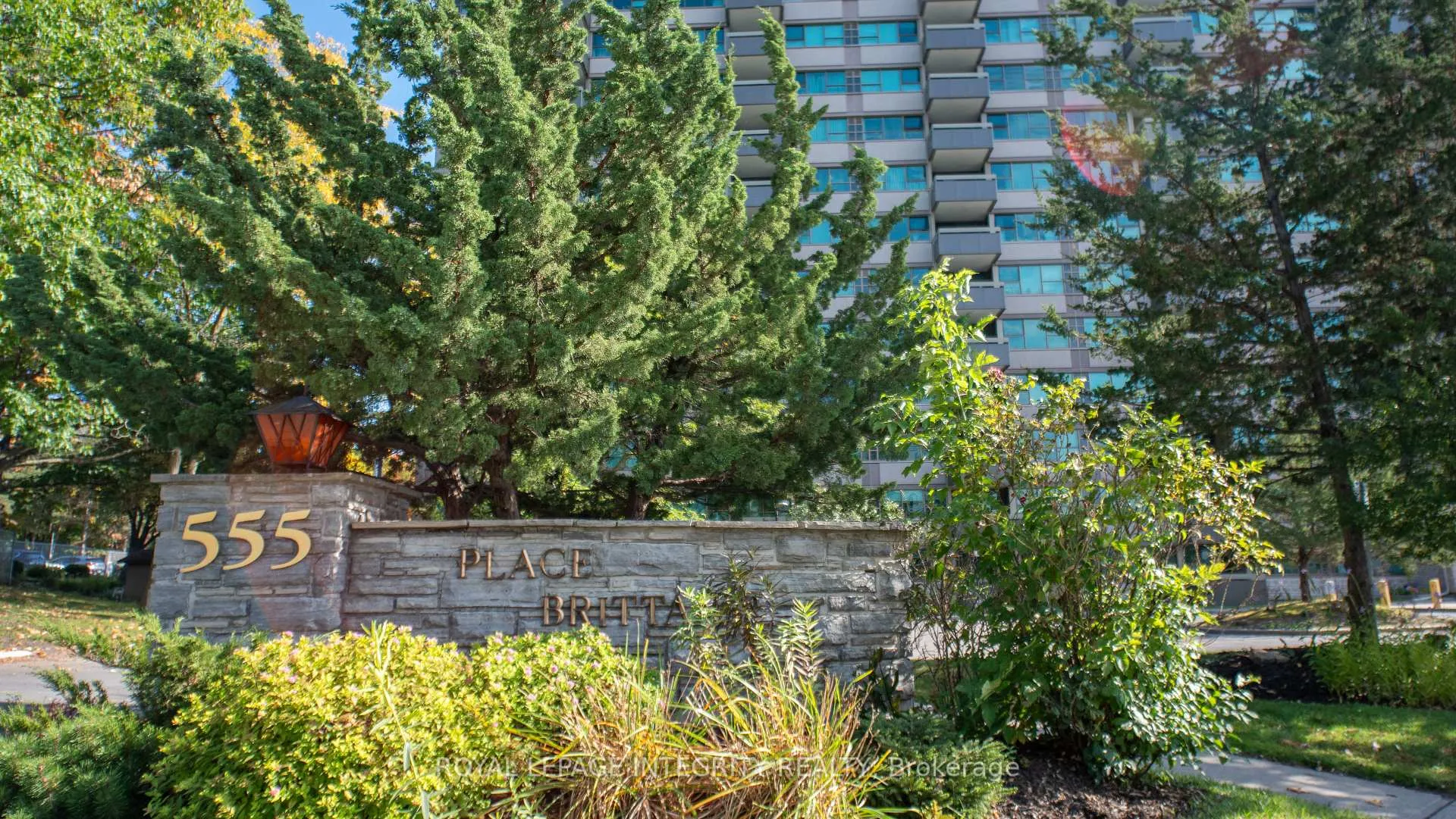Photo 2 of Unit 1008, 555 Brittany Drive, Ottawa, Viscount Alexander Park — HOMEH