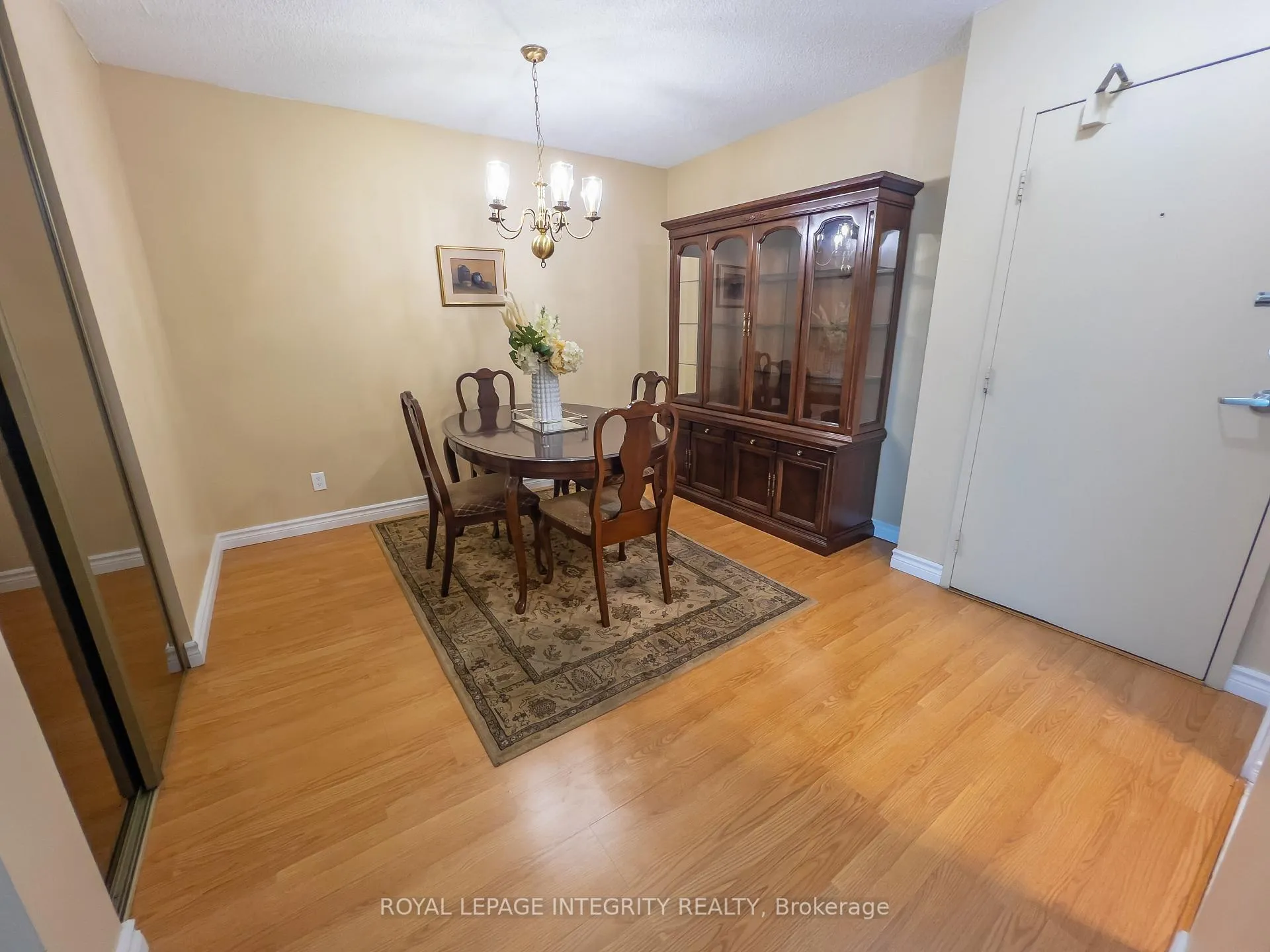 Photo 4 of Unit 1008, 555 Brittany Drive, Ottawa, Viscount Alexander Park — HOMEH