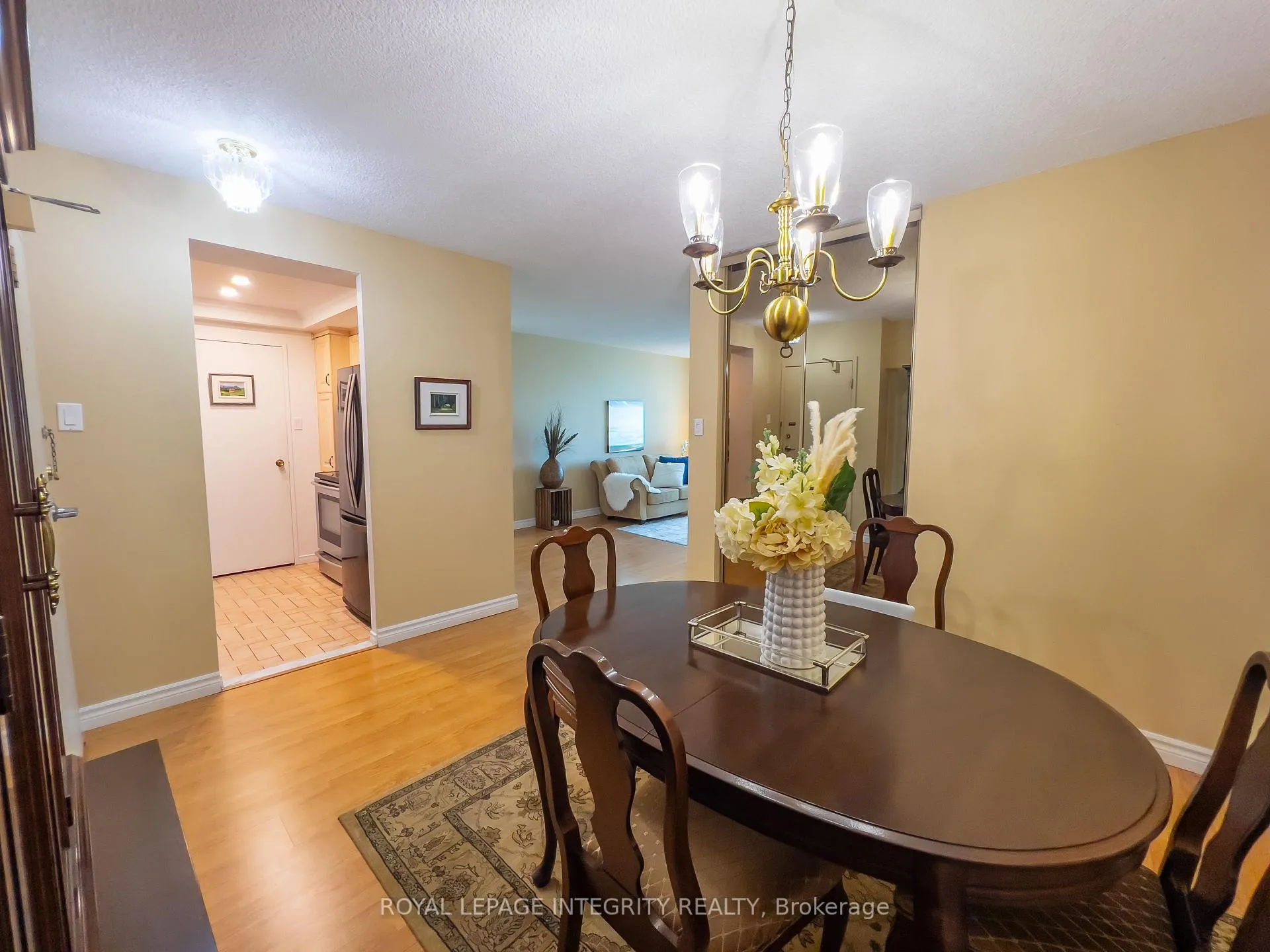 Photo 5 of Unit 1008, 555 Brittany Drive, Ottawa, Viscount Alexander Park — HOMEH