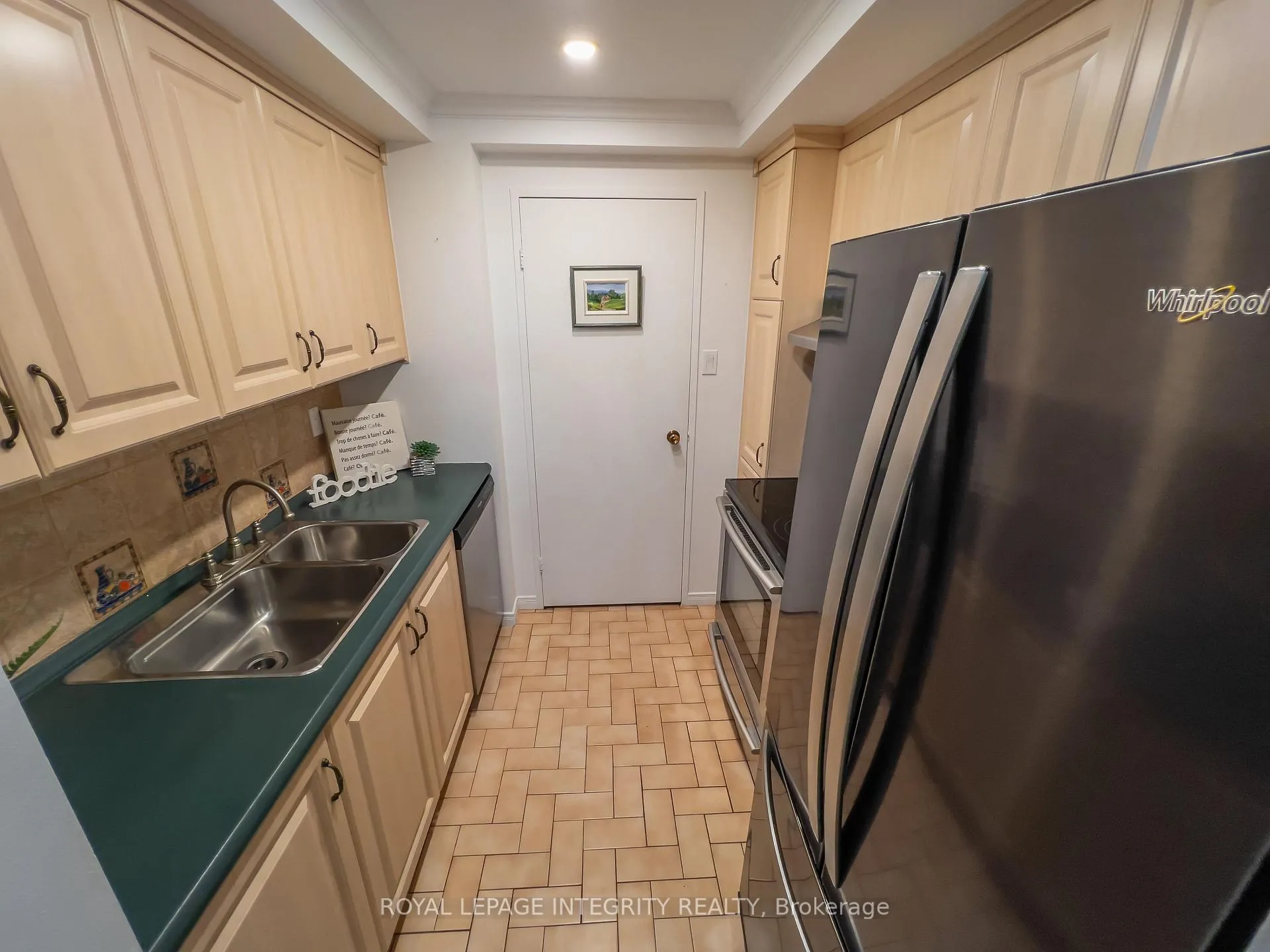 Photo 6 of Unit 1008, 555 Brittany Drive, Ottawa, Viscount Alexander Park — HOMEH