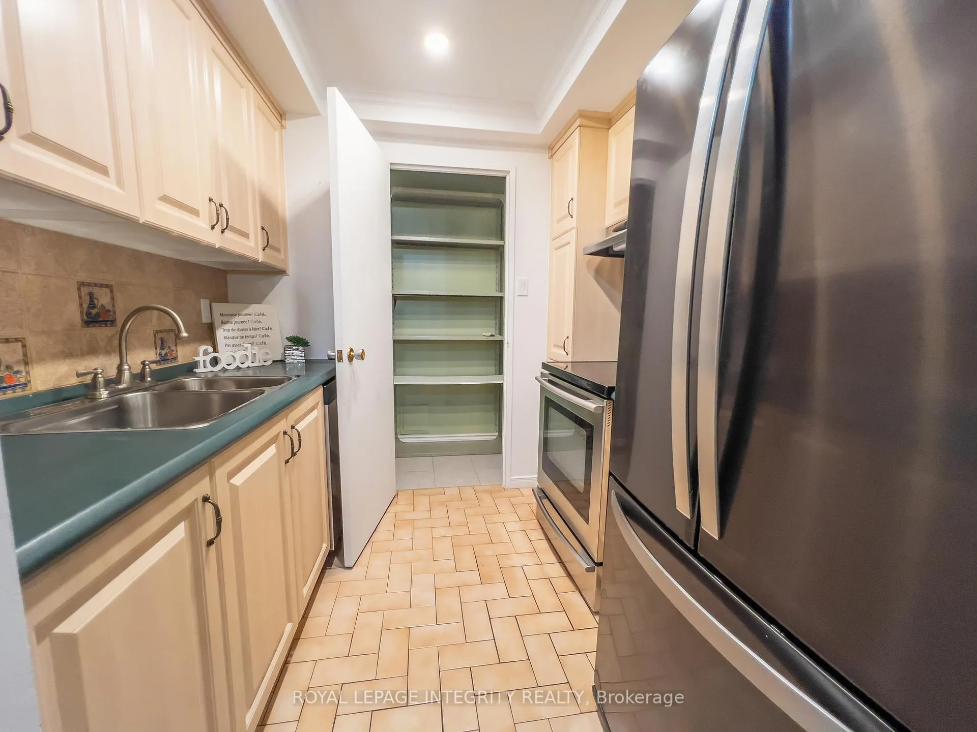 Photo 7 of Unit 1008, 555 Brittany Drive, Ottawa, Viscount Alexander Park — HOMEH