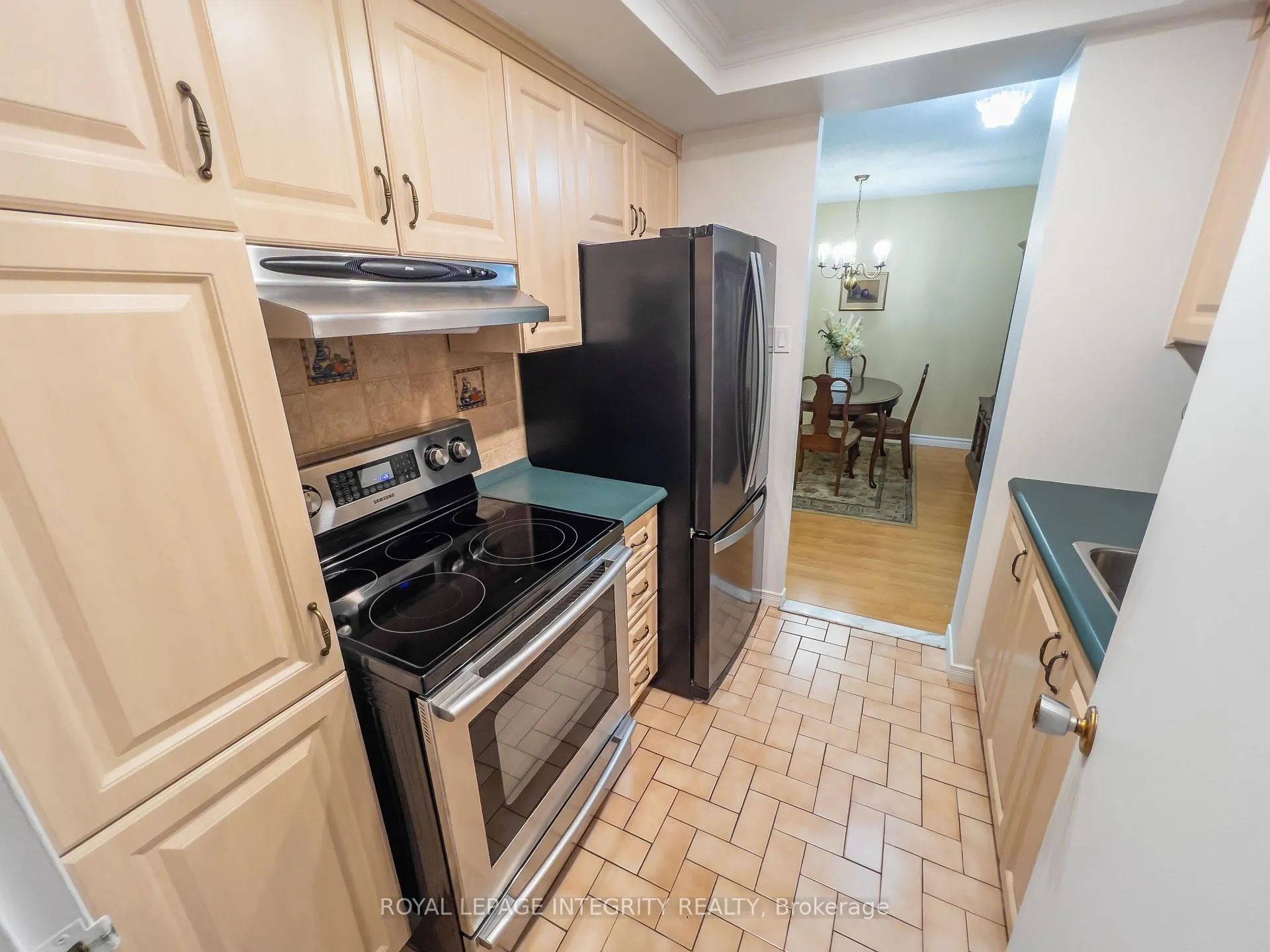 Photo 8 of Unit 1008, 555 Brittany Drive, Ottawa, Viscount Alexander Park — HOMEH