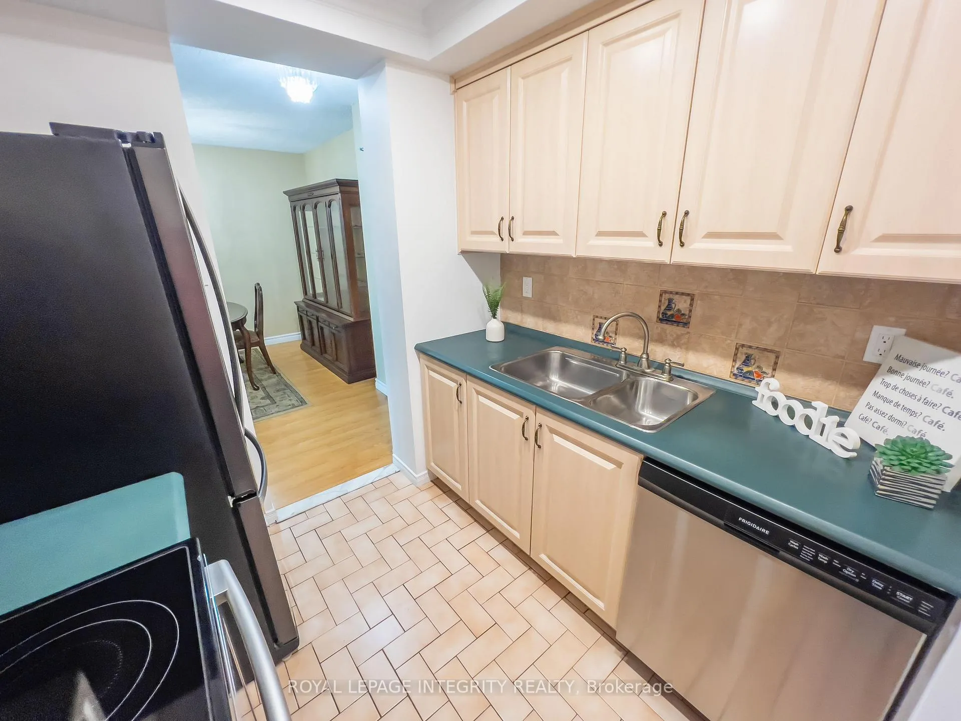 Photo 9 of Unit 1008, 555 Brittany Drive, Ottawa, Viscount Alexander Park — HOMEH