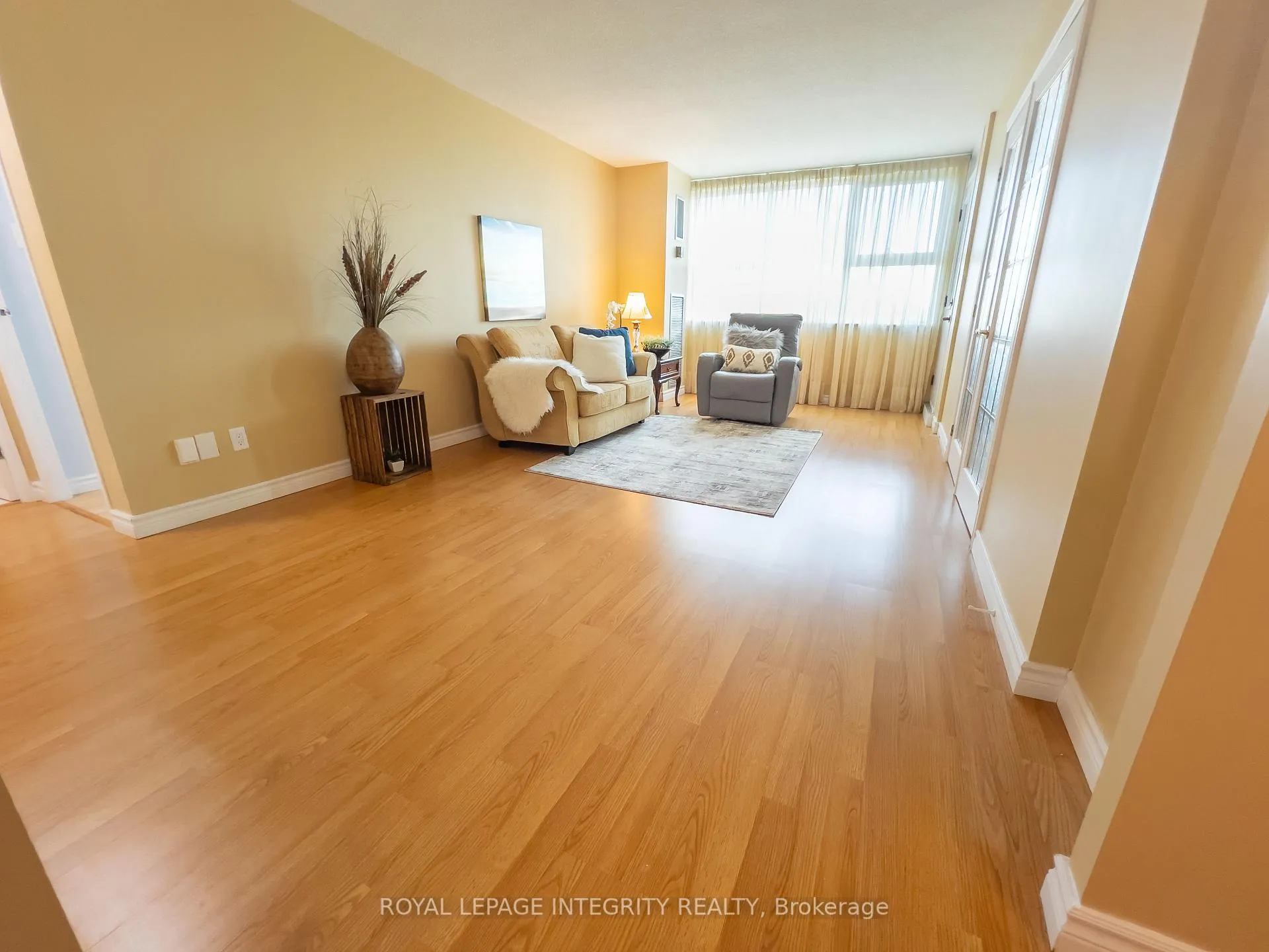 Photo 10 of Unit 1008, 555 Brittany Drive, Ottawa, Viscount Alexander Park — HOMEH