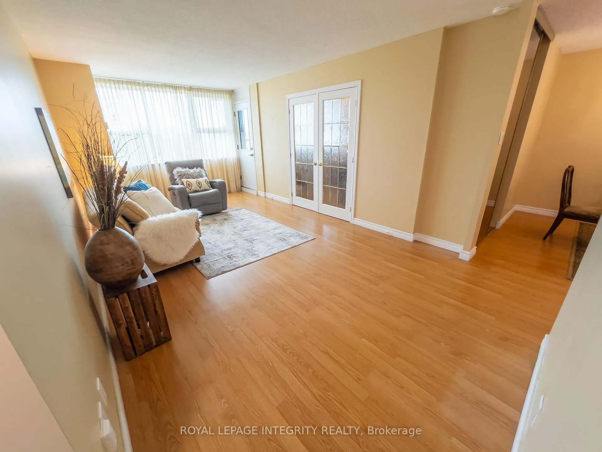 Photo 11 of Unit 1008, 555 Brittany Drive, Ottawa, Viscount Alexander Park — HOMEH
