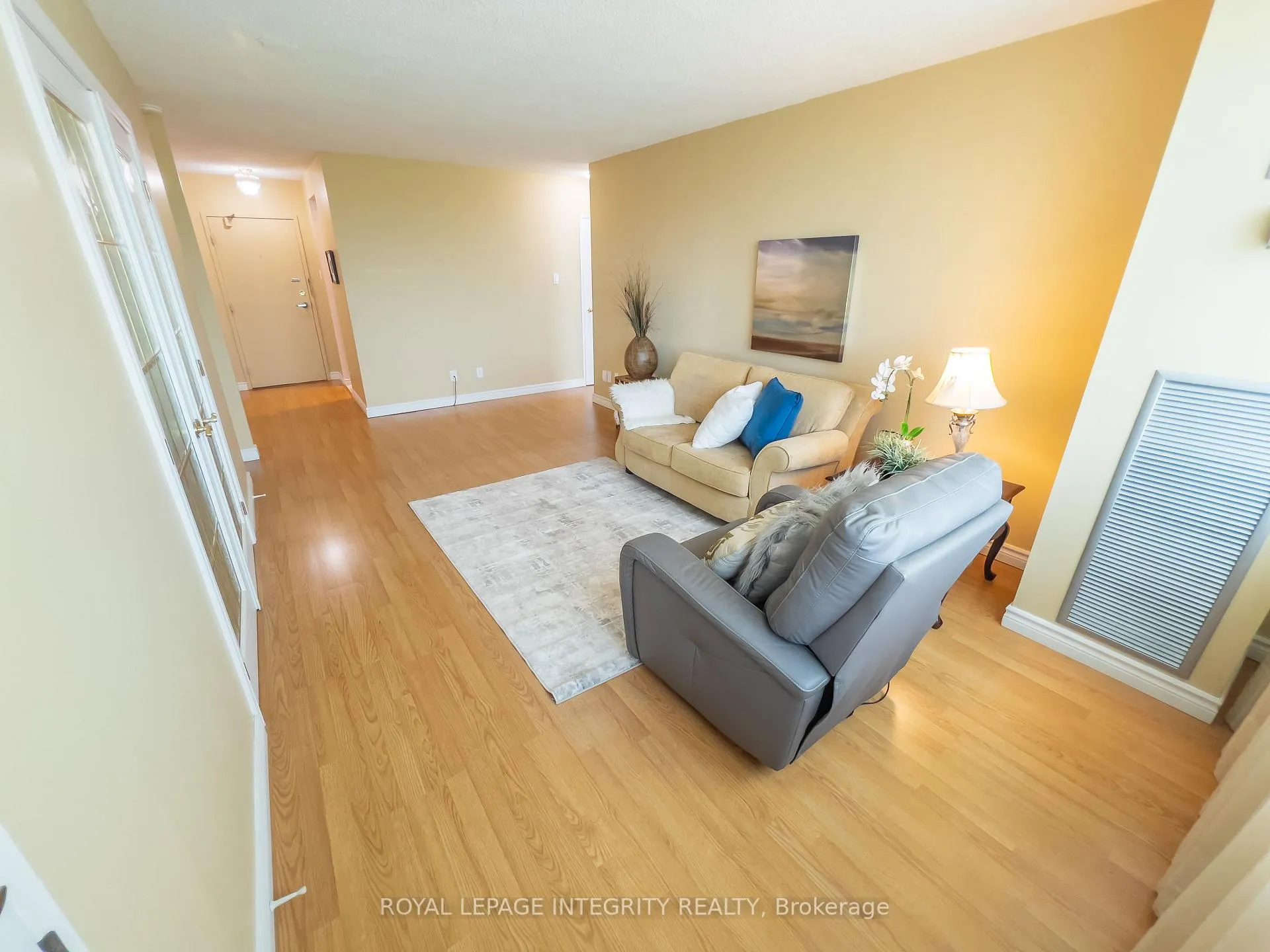 Photo 13 of Unit 1008, 555 Brittany Drive, Ottawa, Viscount Alexander Park — HOMEH