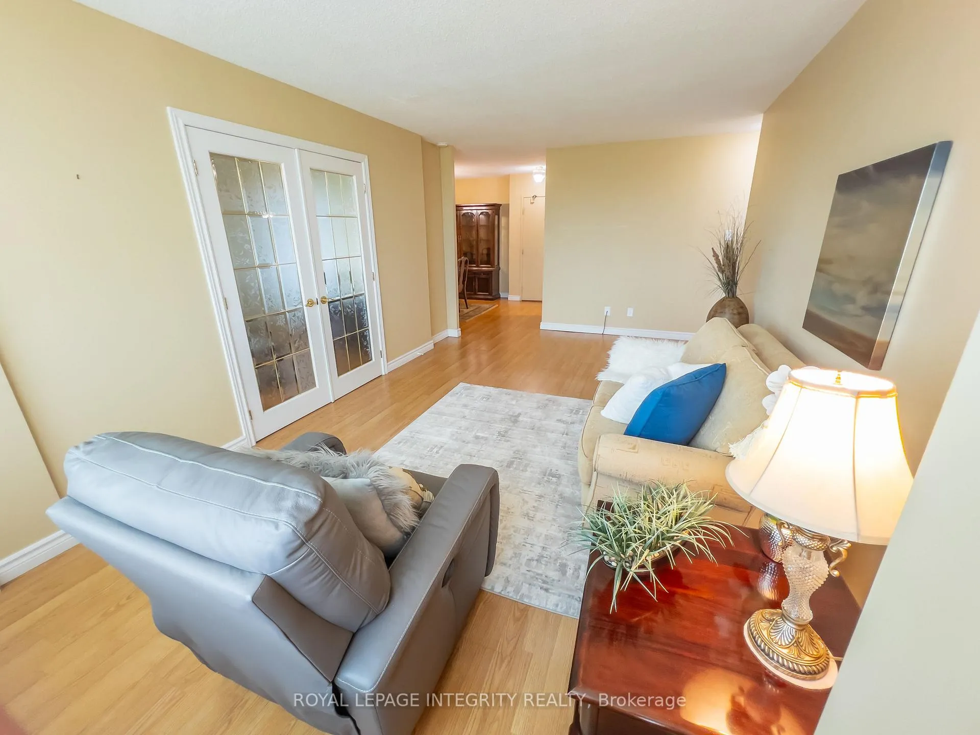 Photo 14 of Unit 1008, 555 Brittany Drive, Ottawa, Viscount Alexander Park — HOMEH