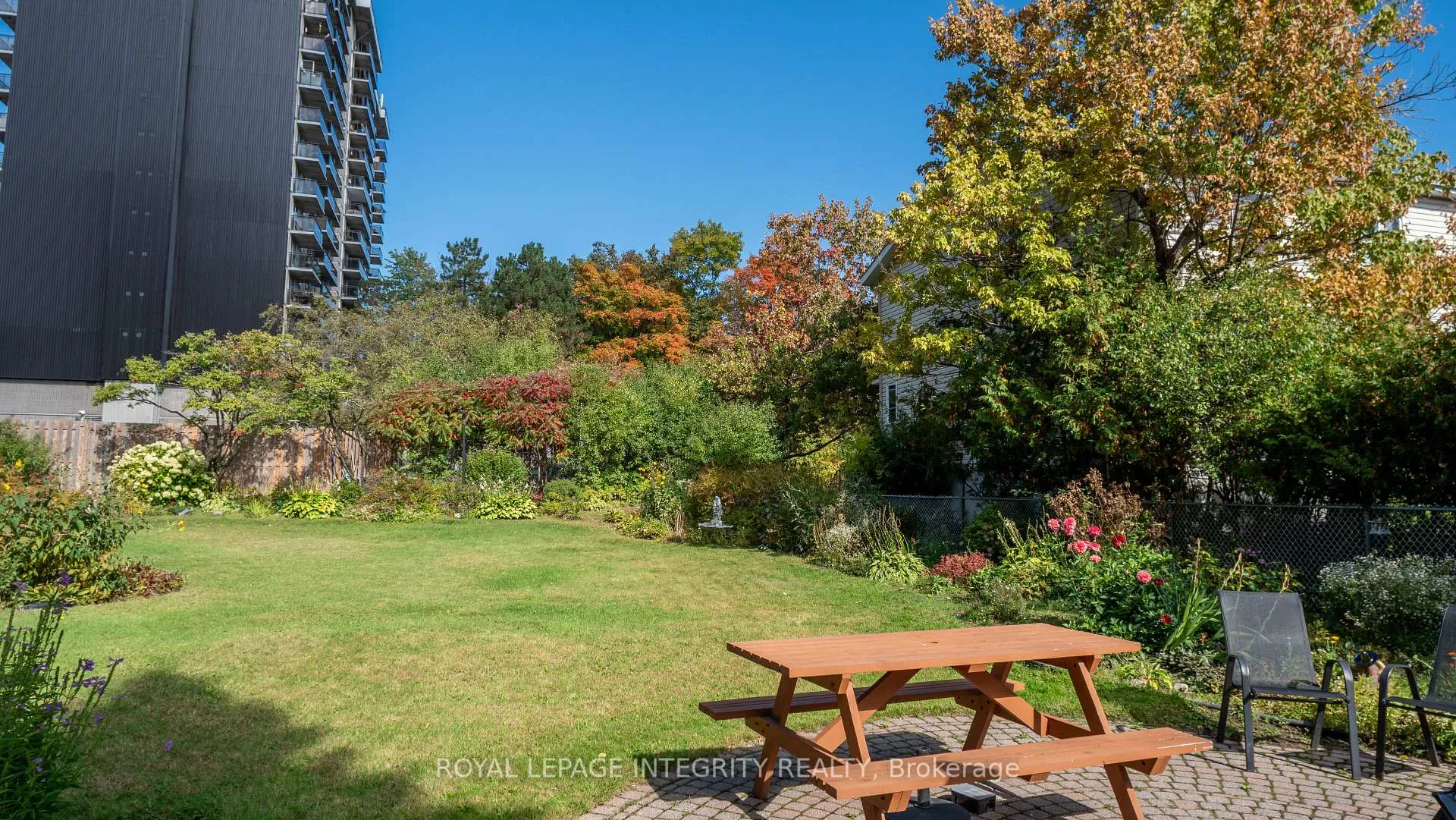 Photo 42 of Unit 1008, 555 Brittany Drive, Ottawa, Viscount Alexander Park — HOMEH