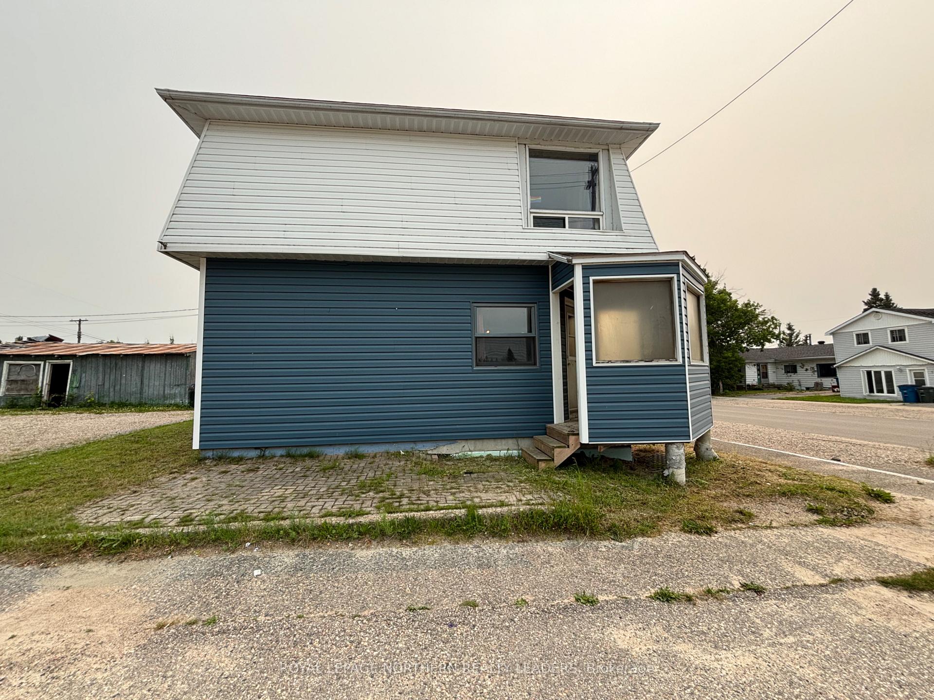 Photo 2 of 320 Ninth Avenue, Cochrane — HOMEH