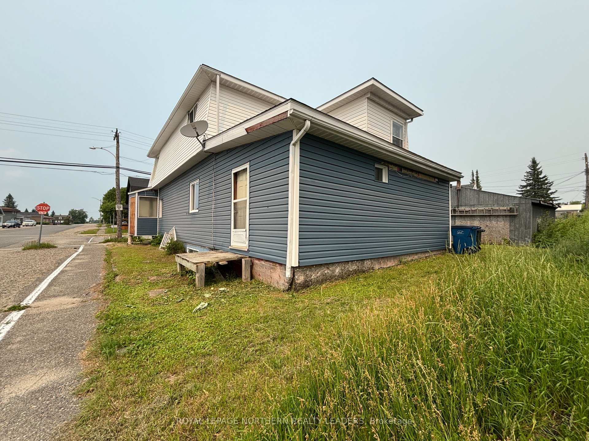 Photo 3 of 320 Ninth Avenue, Cochrane — HOMEH