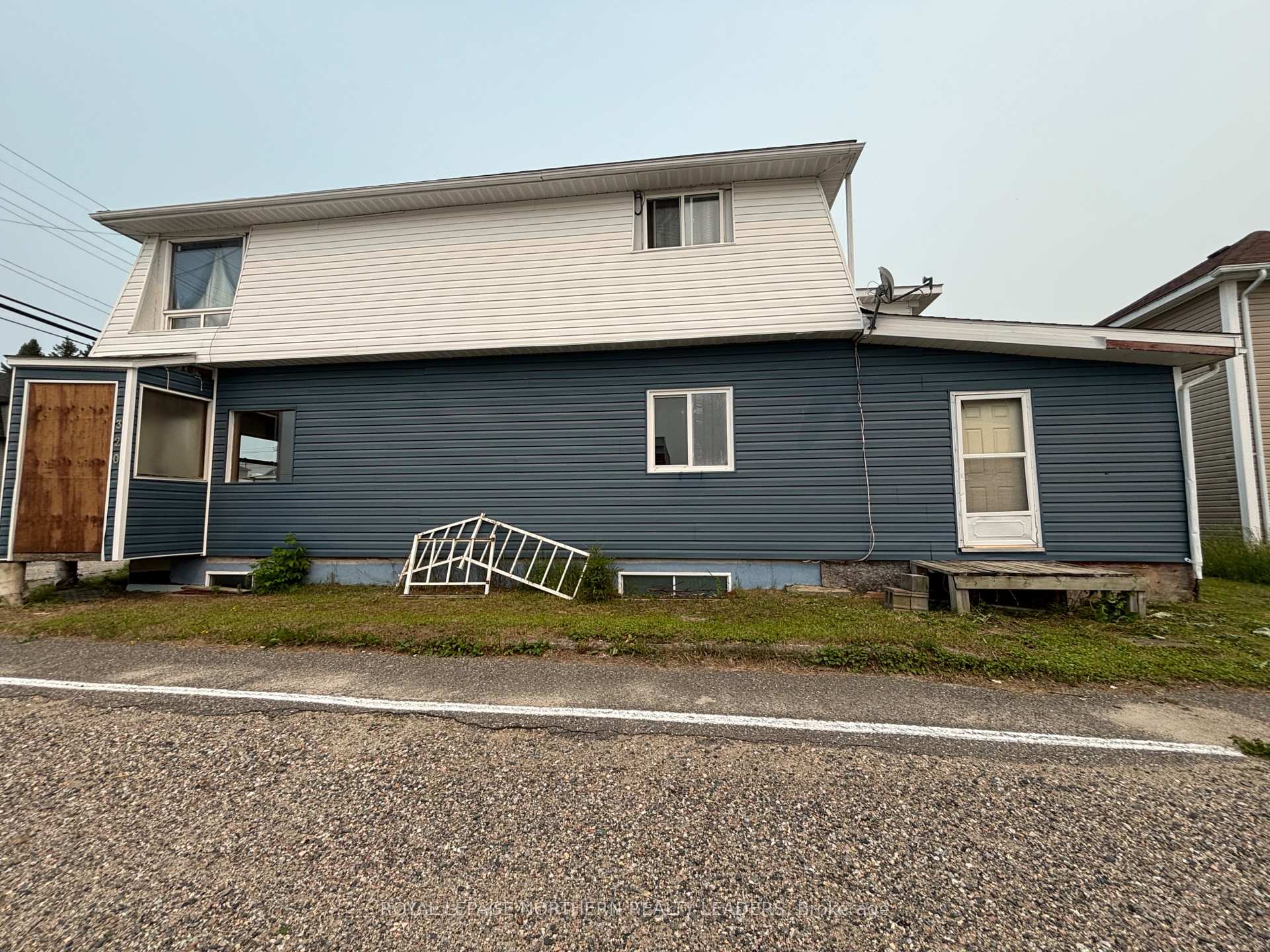 Photo 6 of 320 Ninth Avenue, Cochrane — HOMEH