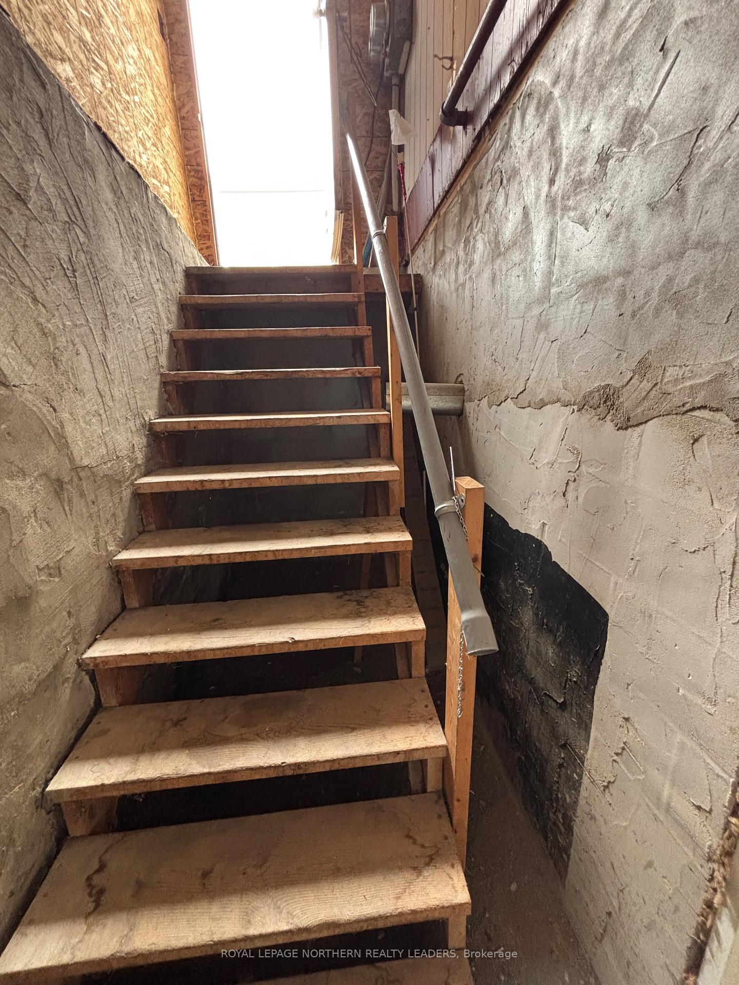 Photo 16 of 320 Ninth Avenue, Cochrane — HOMEH