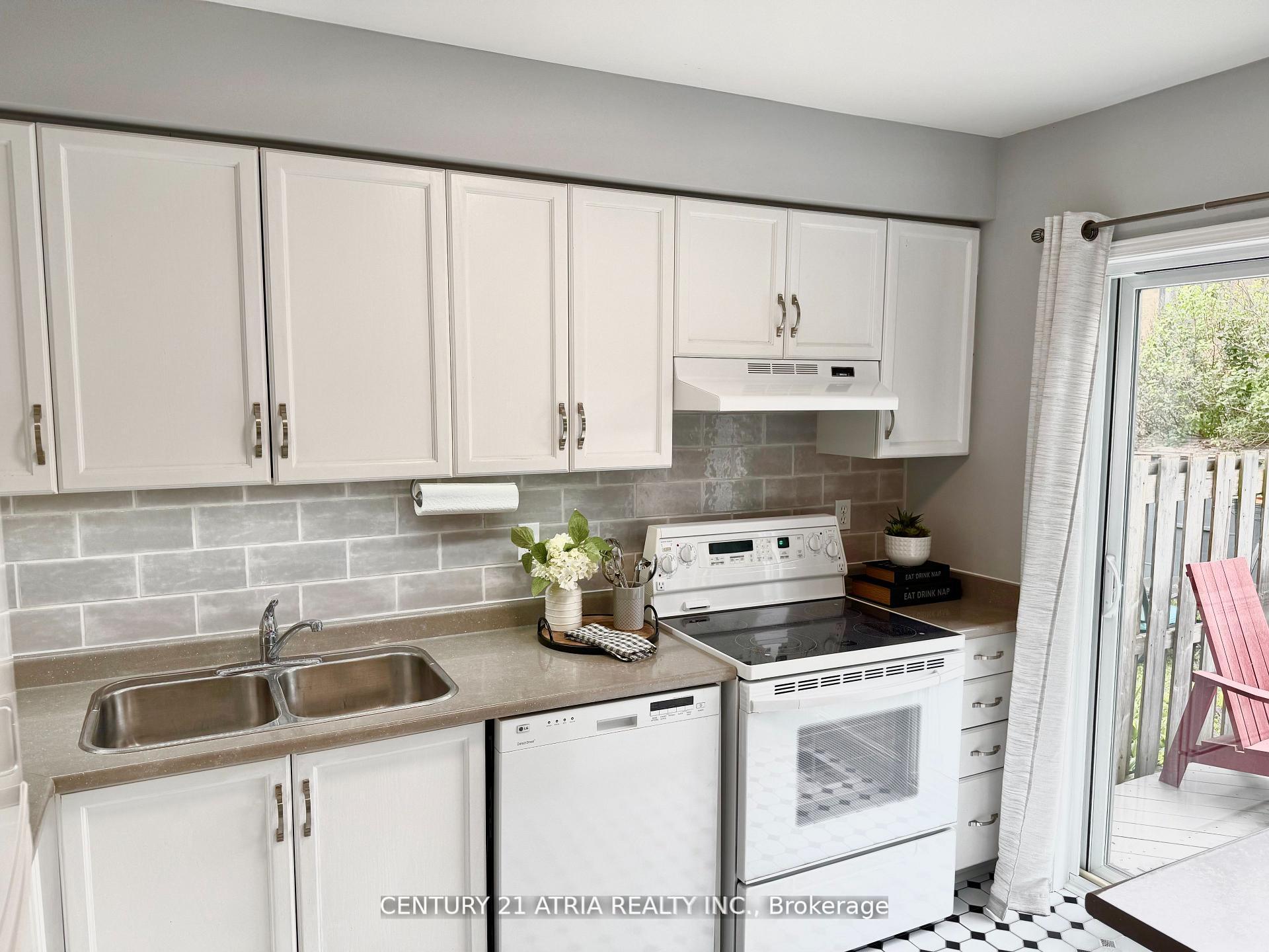 Photo 20 of 12 Lyfytt Crescent, Barrie, West Bayfield — HOMEH