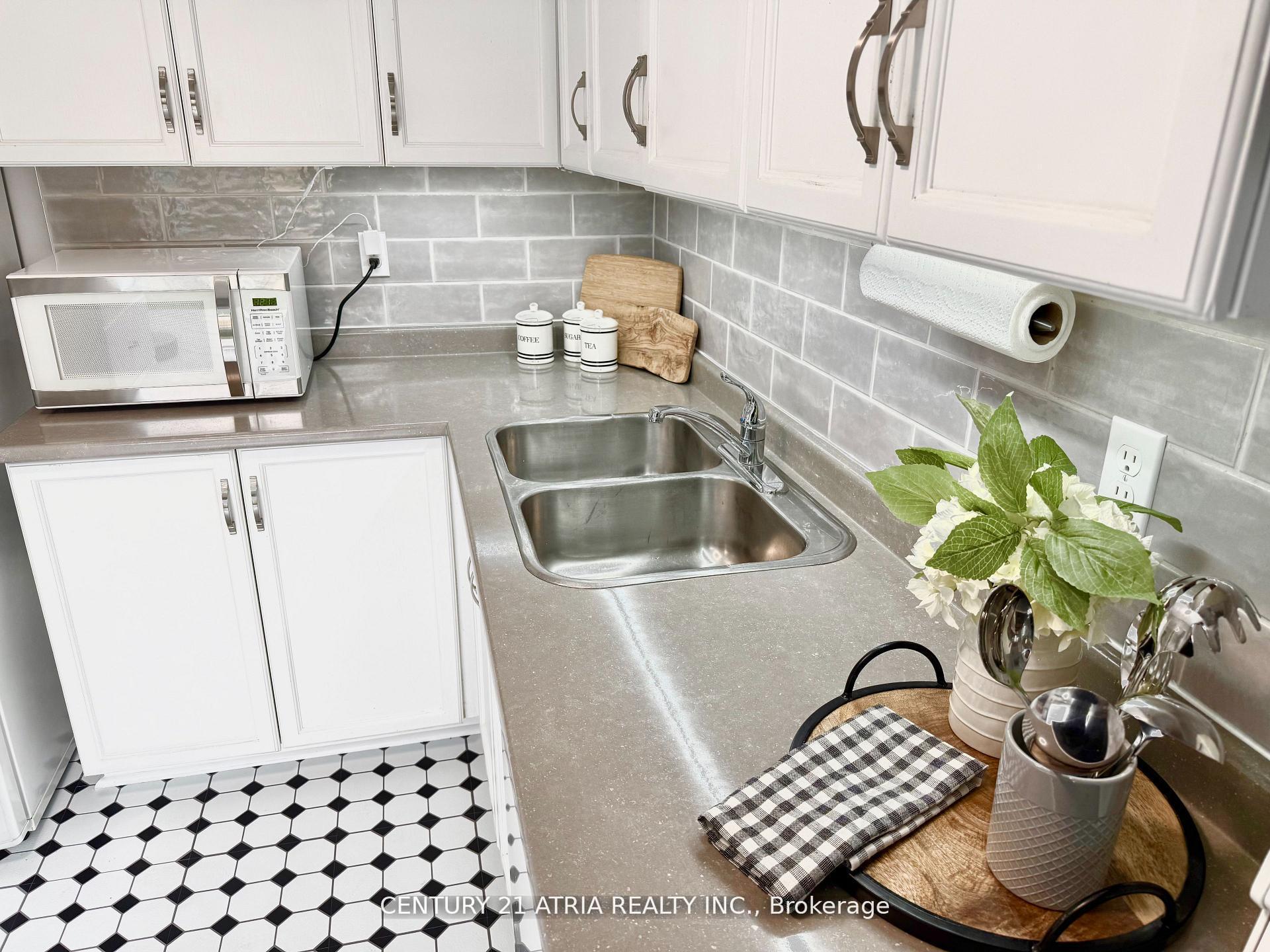 Photo 7 of 12 Lyfytt Crescent, Barrie, West Bayfield — HOMEH