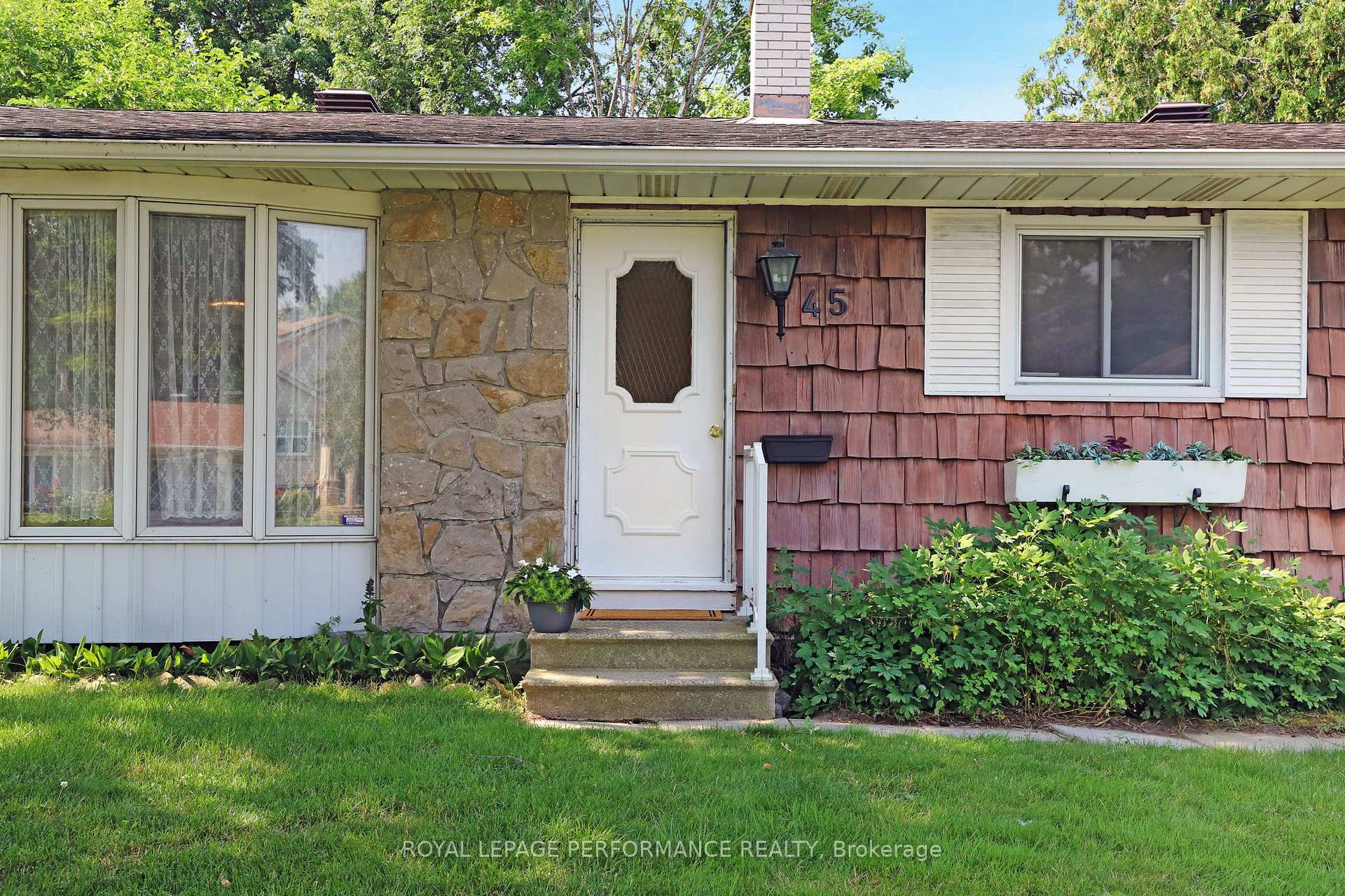 Photo 4 of 45 Keewatin Crescent, Ottawa, Borden Farm/Stewart Farm/Carleton Heights/Parkwood Hills — HOMEH