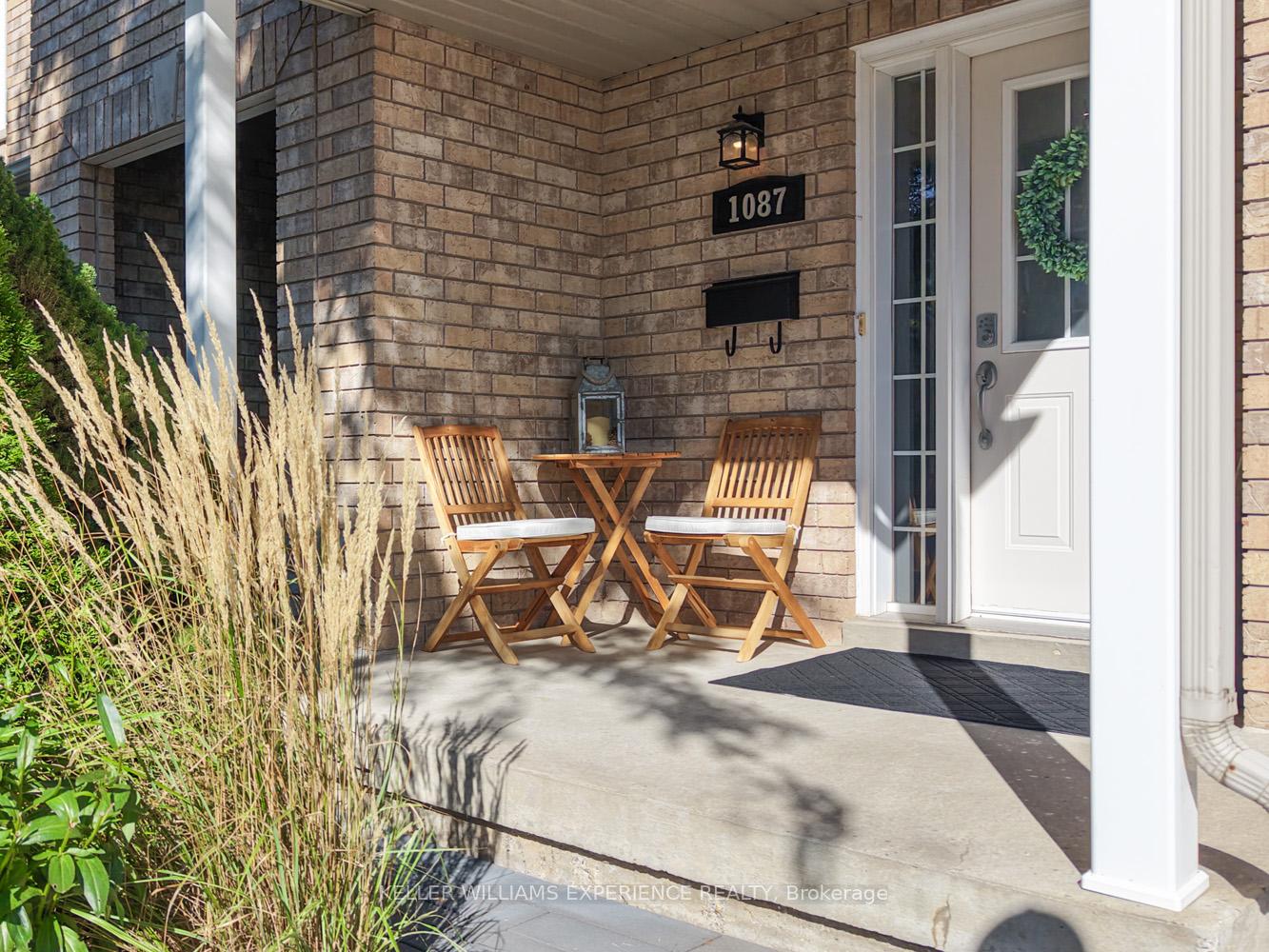 Photo 3 of Unit 2, 1087 Brook Gardens Marsh, Newmarket, Huron Heights-Leslie Valley — HOMEH