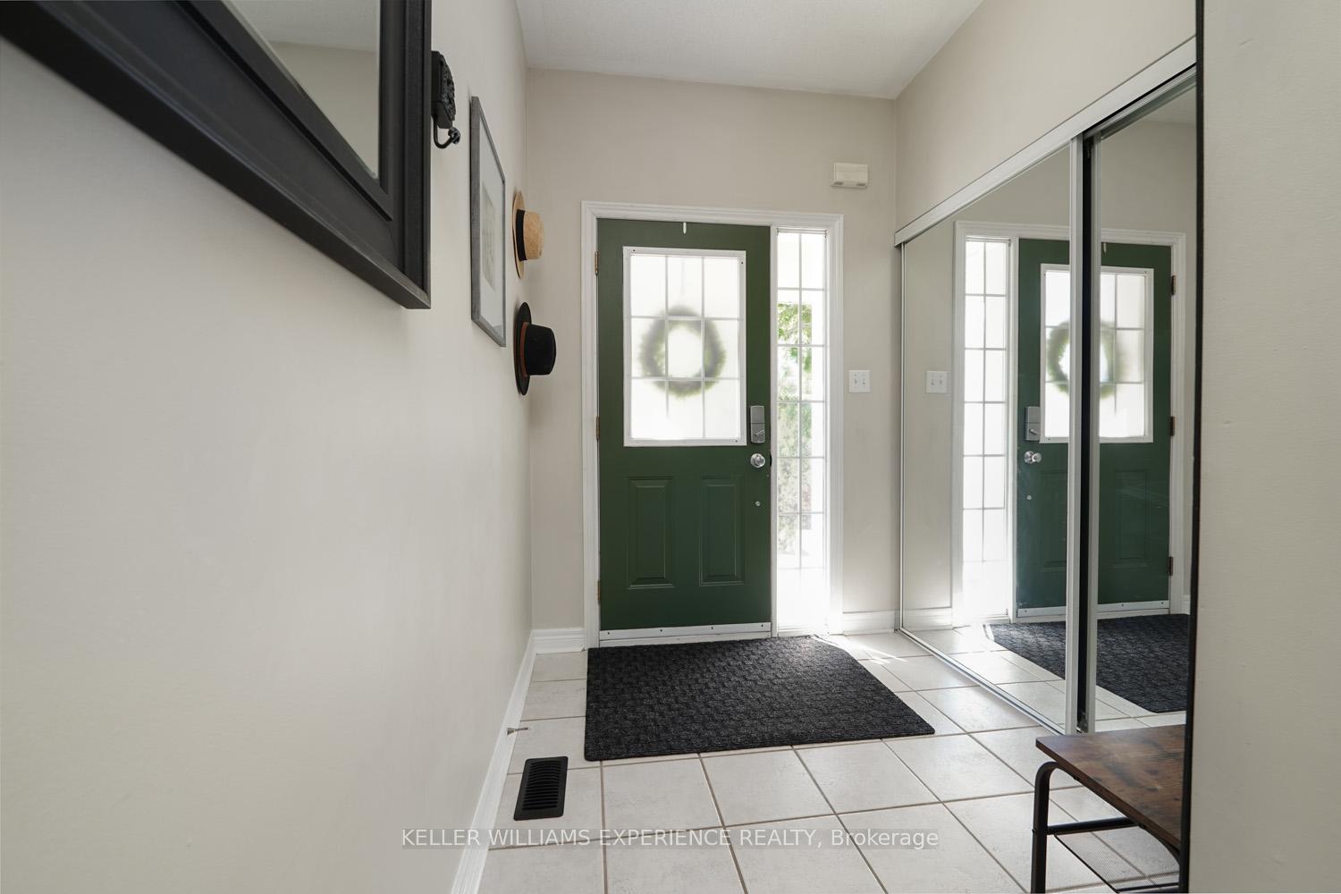 Photo 4 of Unit 2, 1087 Brook Gardens Marsh, Newmarket, Huron Heights-Leslie Valley — HOMEH