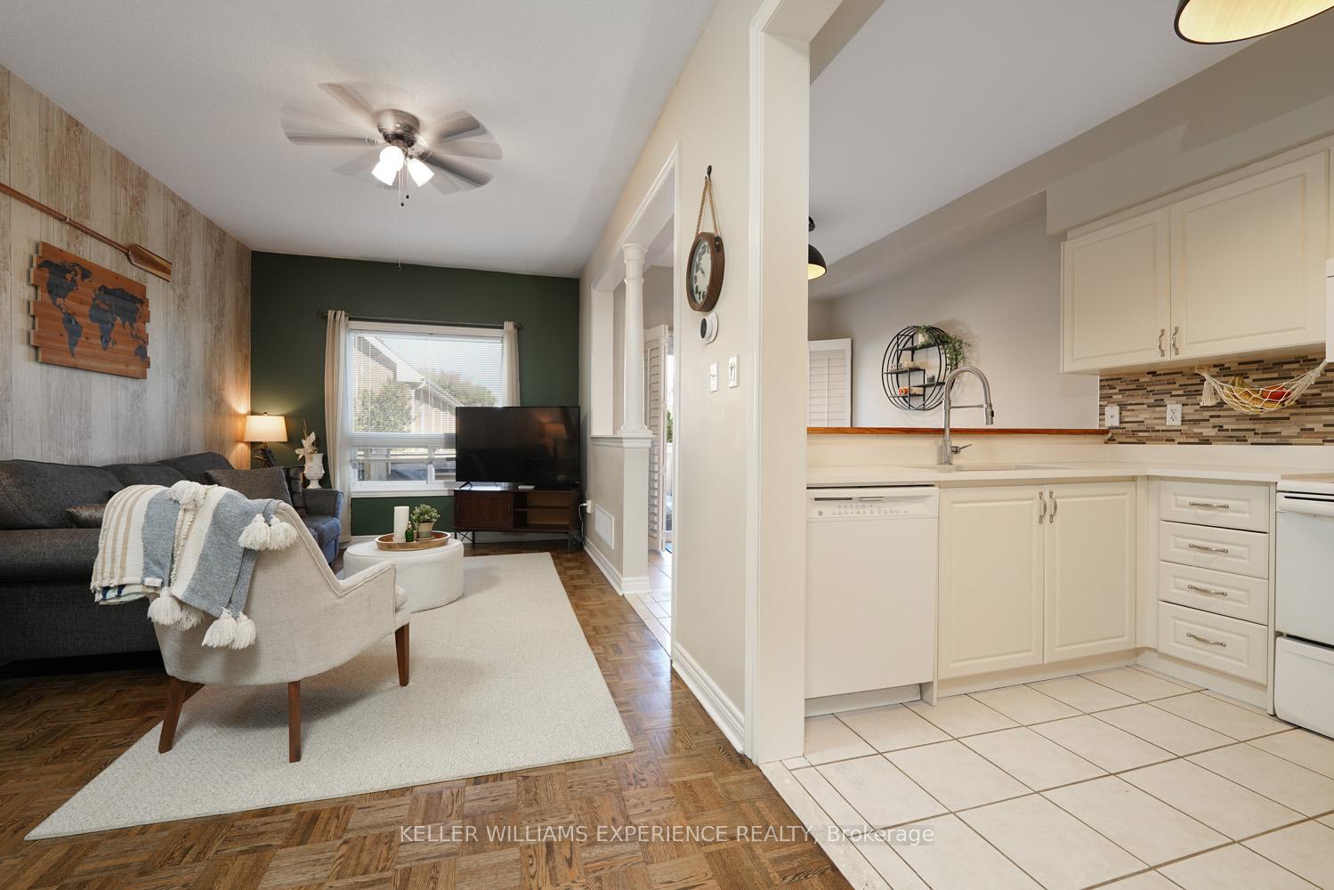 Photo 9 of Unit 2, 1087 Brook Gardens Marsh, Newmarket, Huron Heights-Leslie Valley — HOMEH