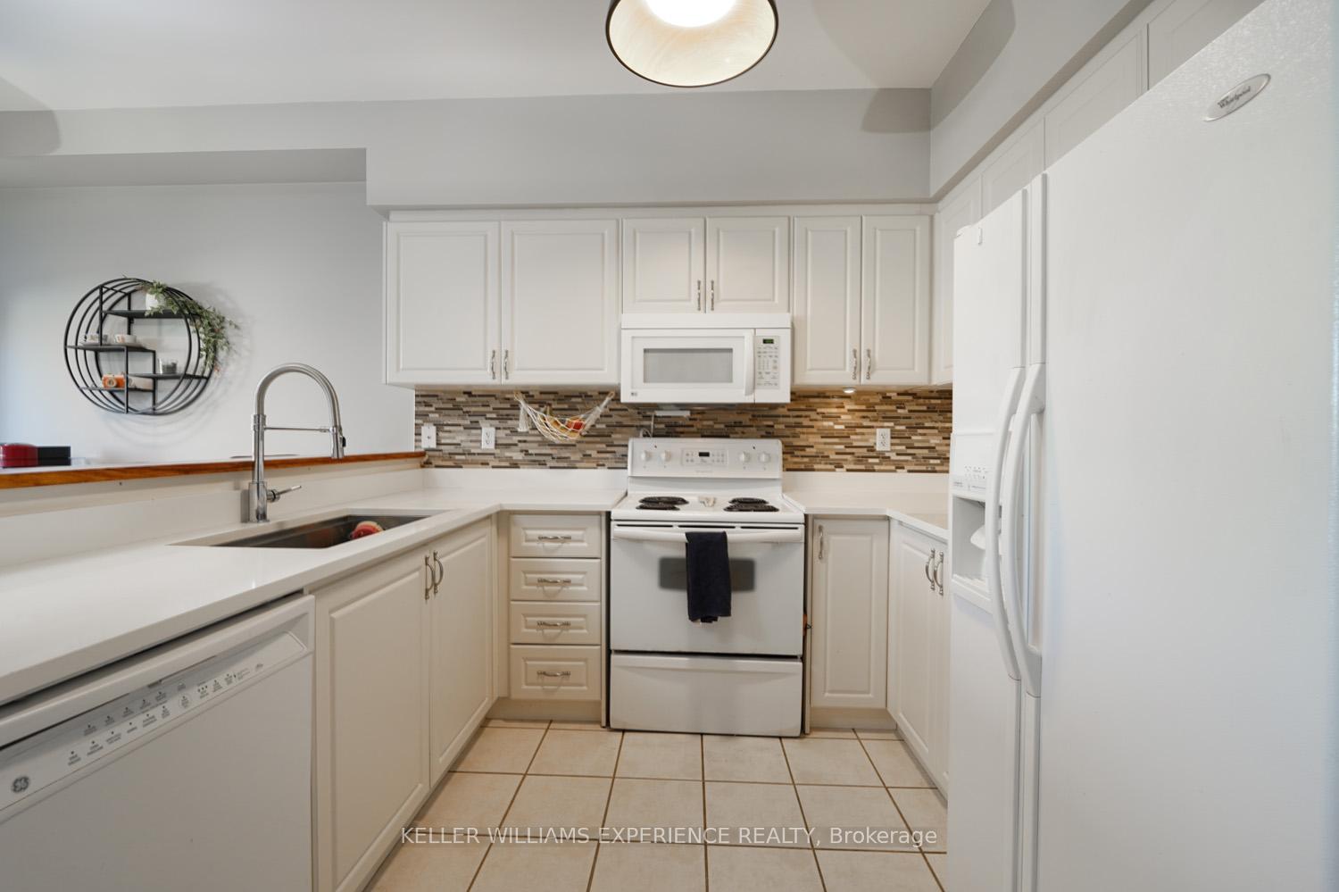 Photo 10 of Unit 2, 1087 Brook Gardens Marsh, Newmarket, Huron Heights-Leslie Valley — HOMEH