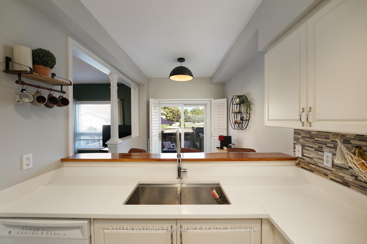 Photo 11 of Unit 2, 1087 Brook Gardens Marsh, Newmarket, Huron Heights-Leslie Valley — HOMEH