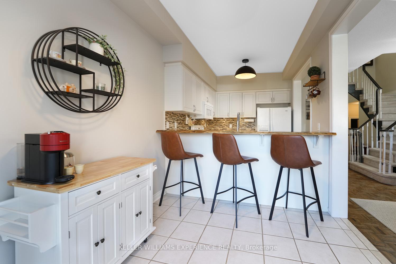 Photo 12 of Unit 2, 1087 Brook Gardens Marsh, Newmarket, Huron Heights-Leslie Valley — HOMEH