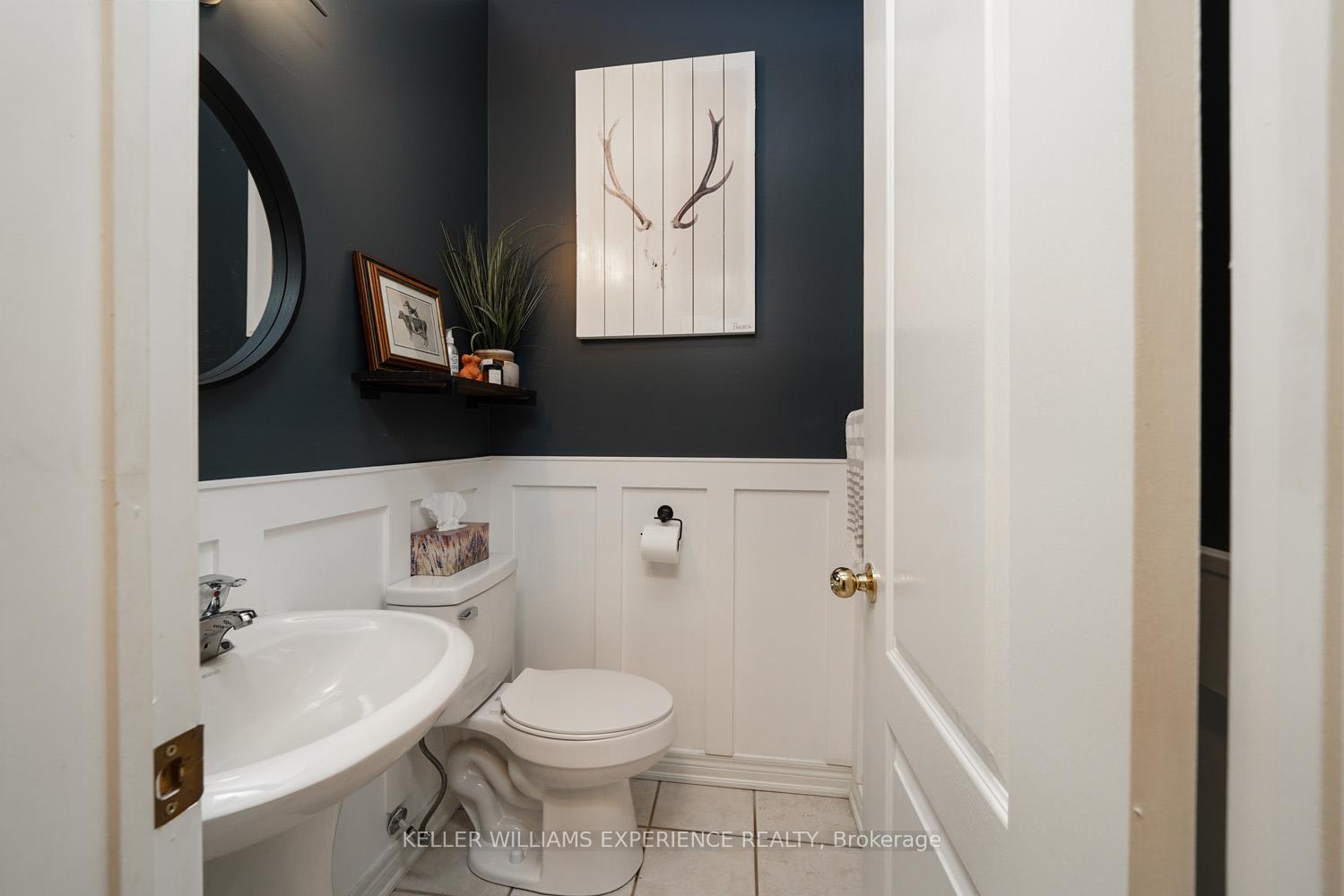 Photo 13 of Unit 2, 1087 Brook Gardens Marsh, Newmarket, Huron Heights-Leslie Valley — HOMEH