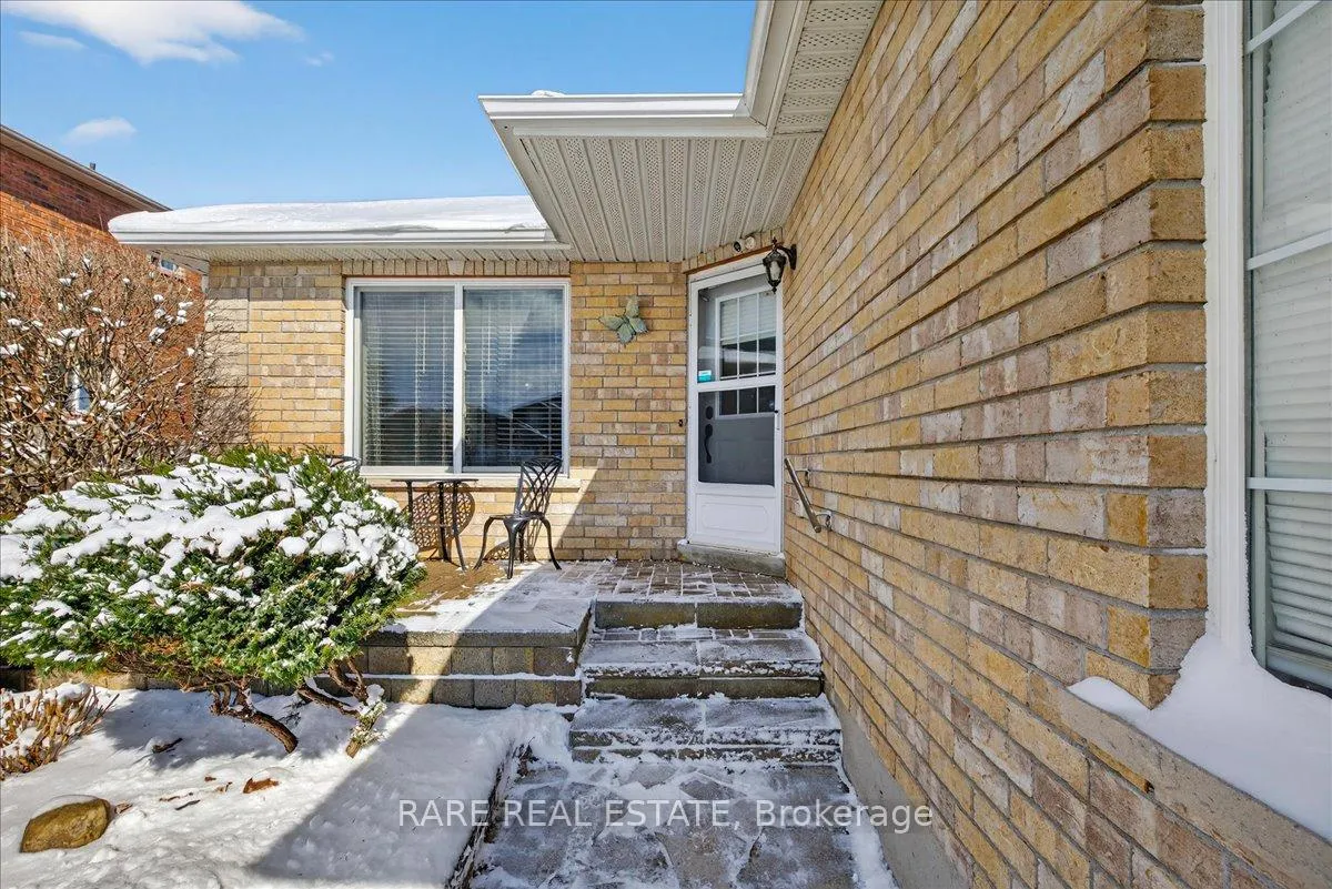 Photo 3 of 220 Livingstone Street E, Barrie, Little Lake — HOMEH