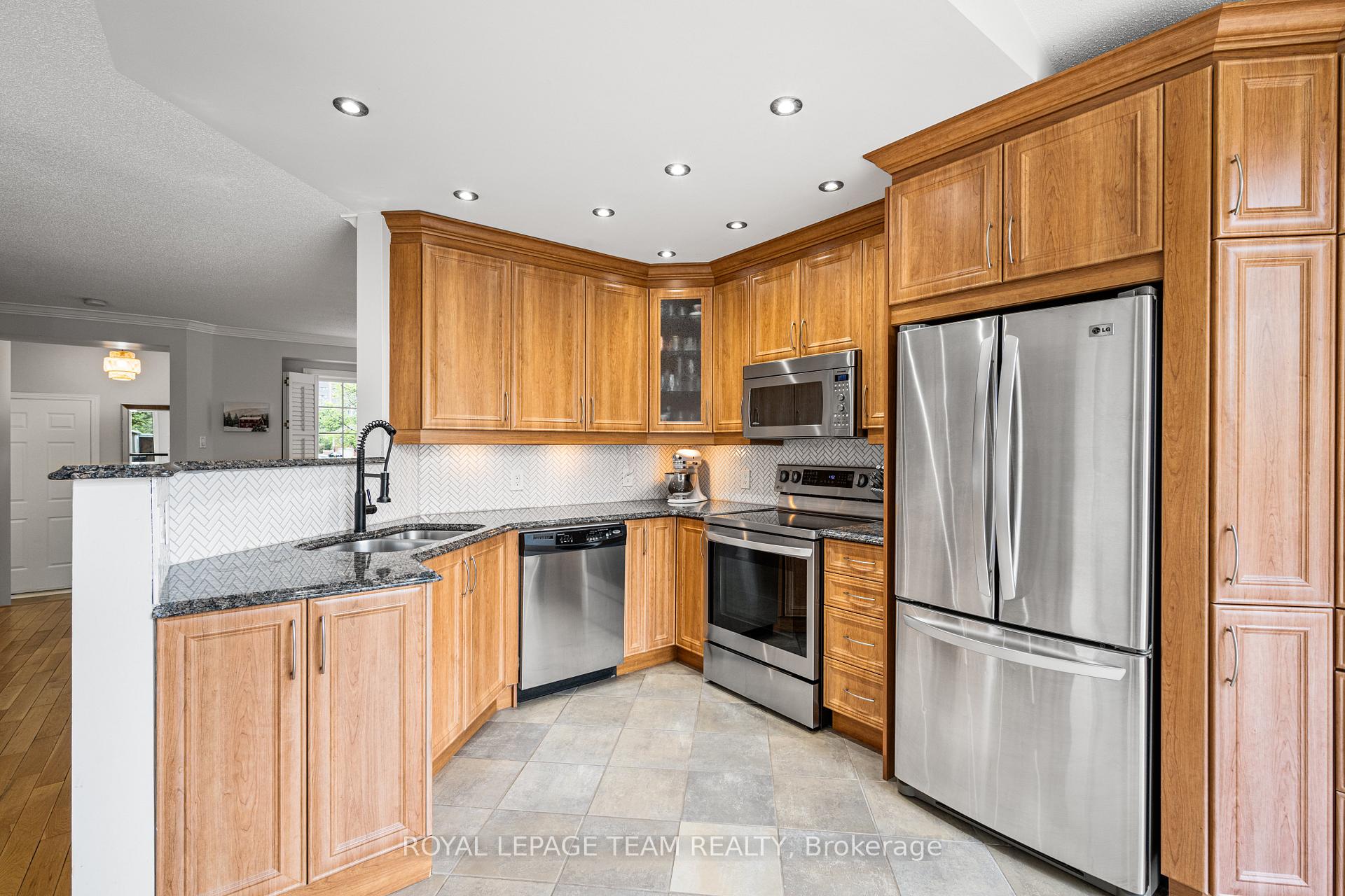 Photo 11 of 1526 Tonilee Drive, Ottawa, Carson Grove — HOMEH