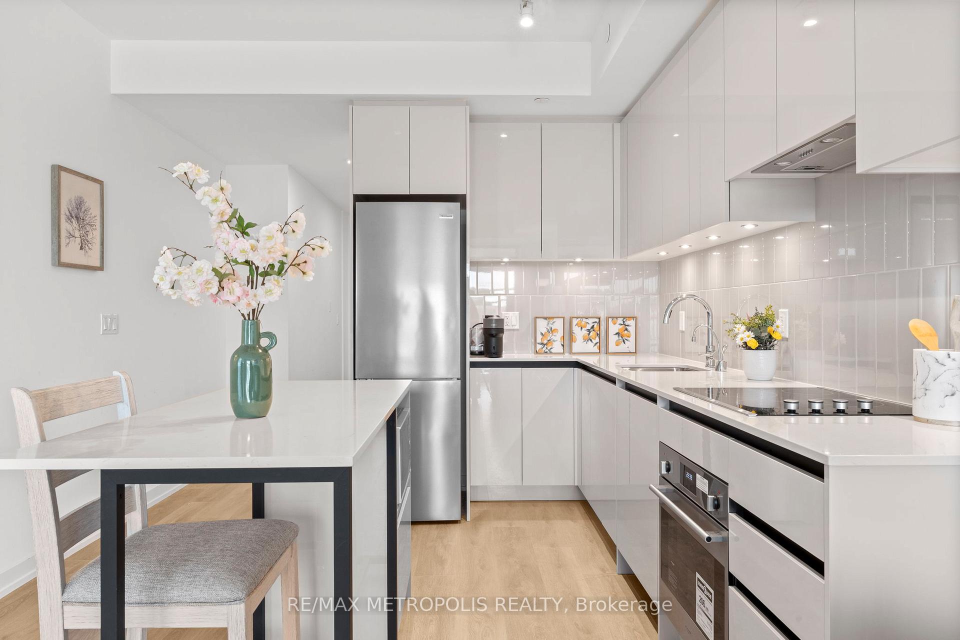 Photo 6 of Unit 303, 8 Beverley Glen Boulevard, Vaughan, Beverley Glen — HOMEH