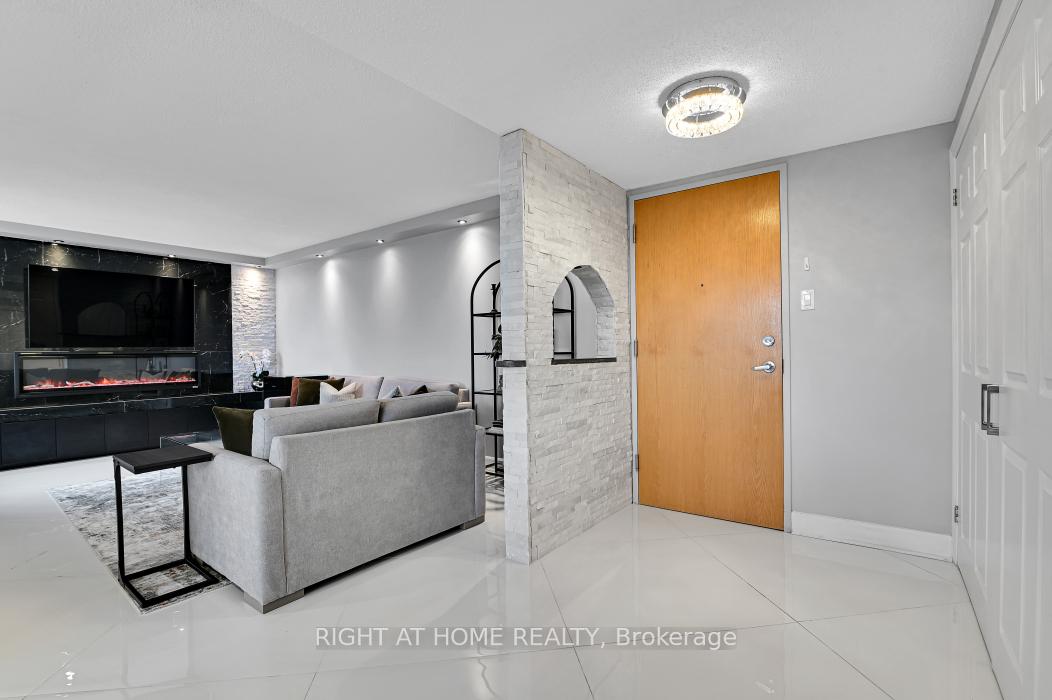 Photo 6 of Unit 1703, 2759 Carousel Crescent, Ottawa, Emerald Woods/Sawmill Creek — HOMEH